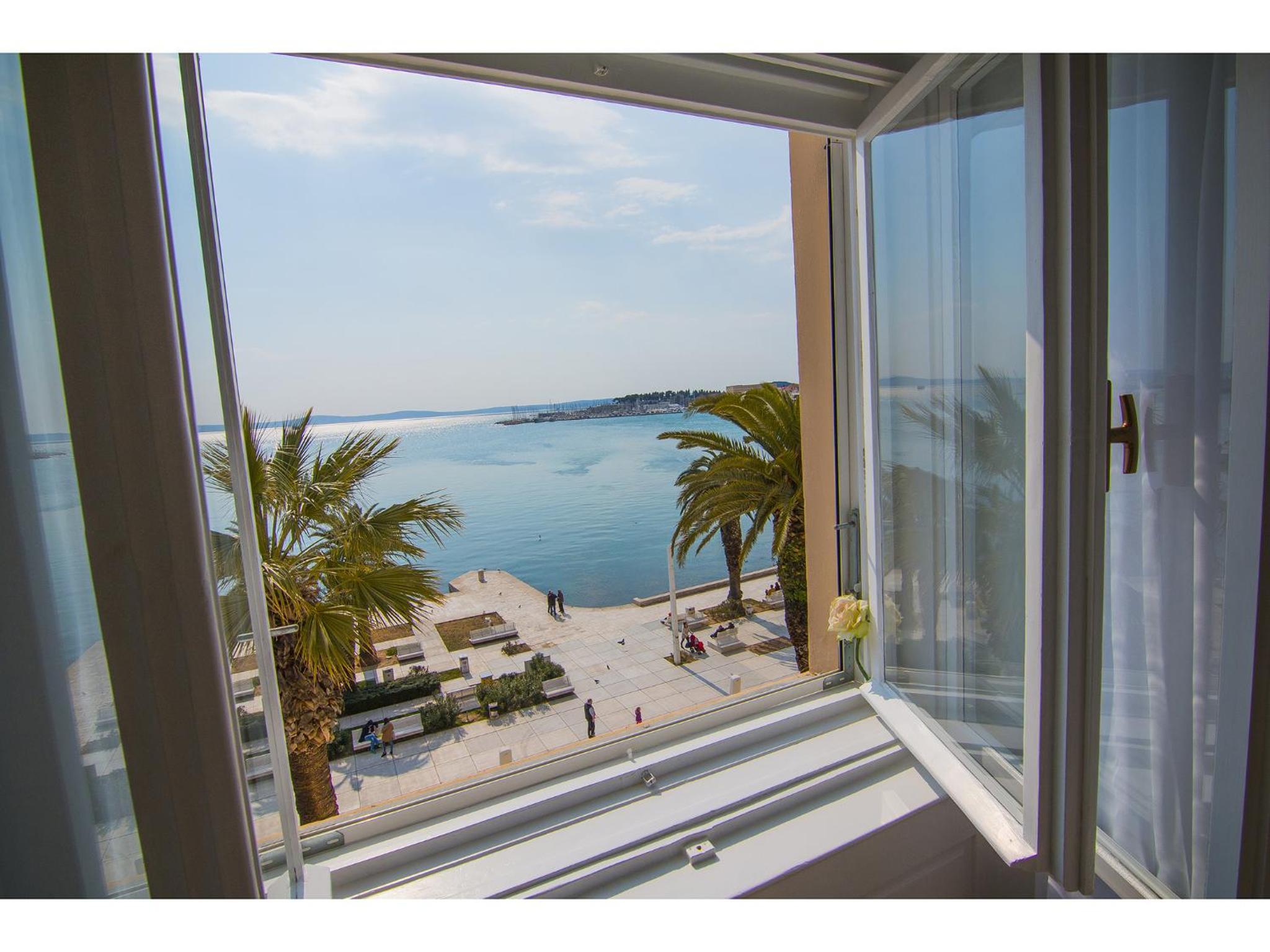 Luxury Two-Bedroom Apartment with Sea View - Photo 11