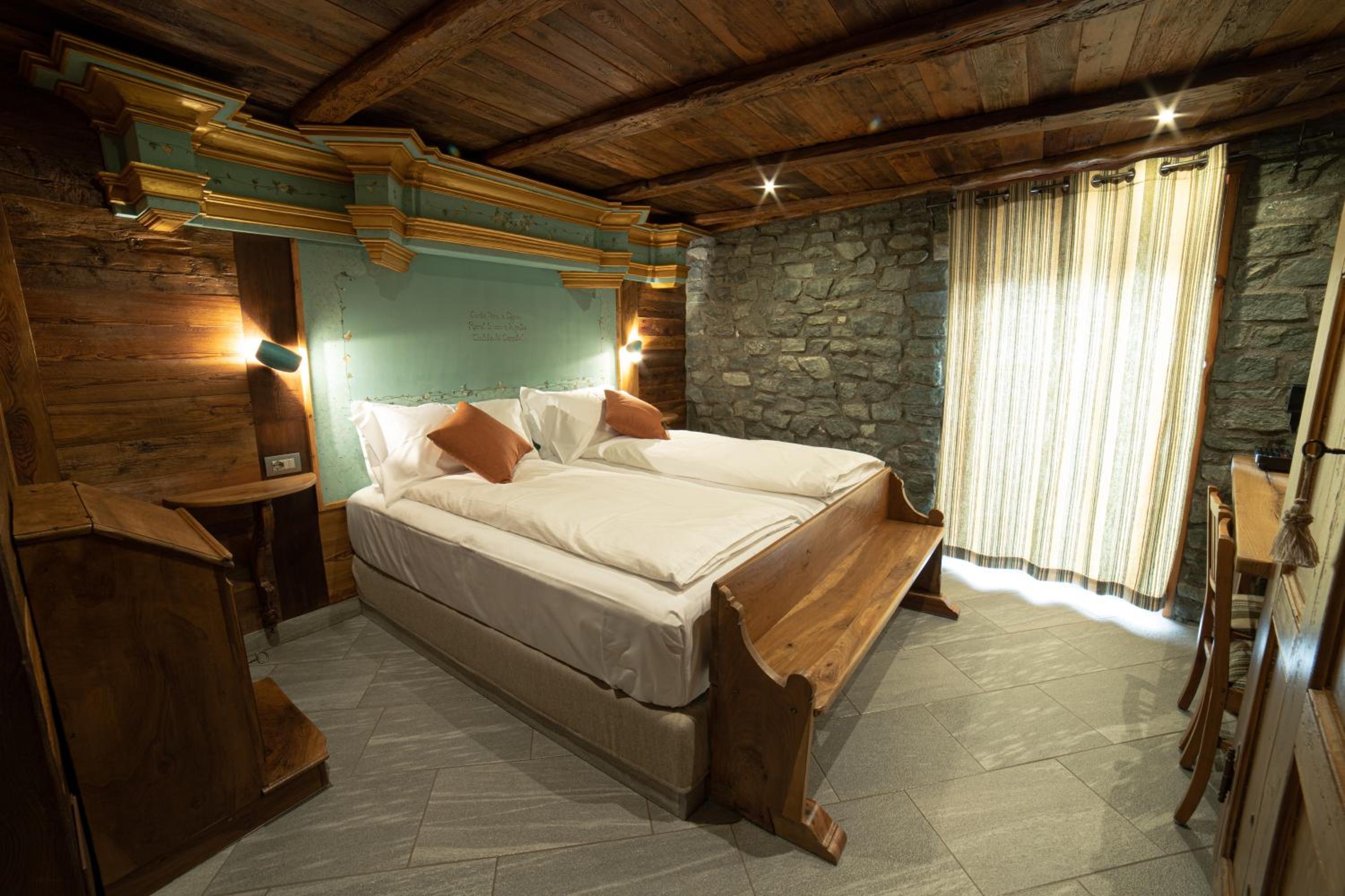 Junior Suite with Balcony - Photo 2