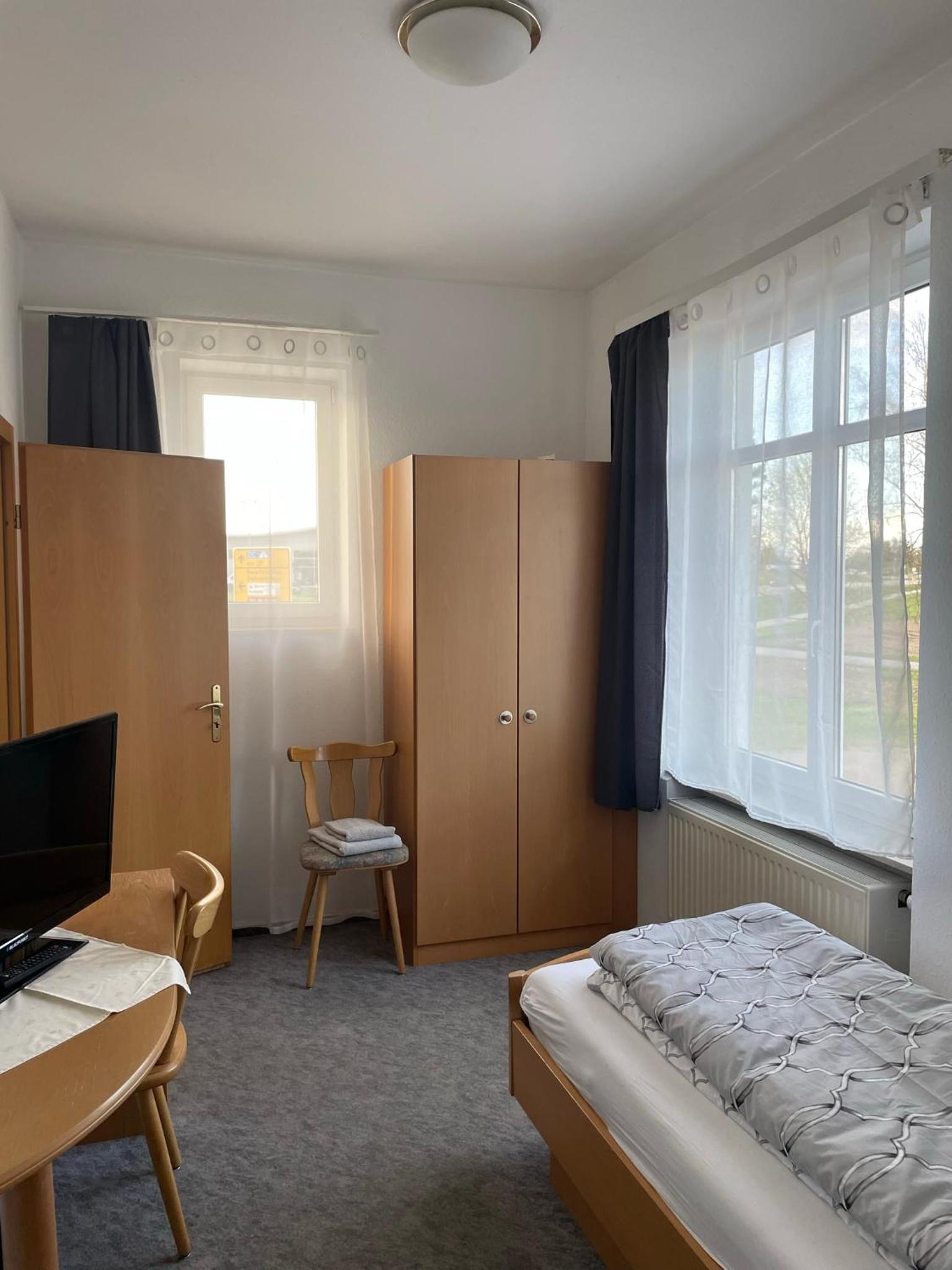 Single Room with Bathroom photo 3