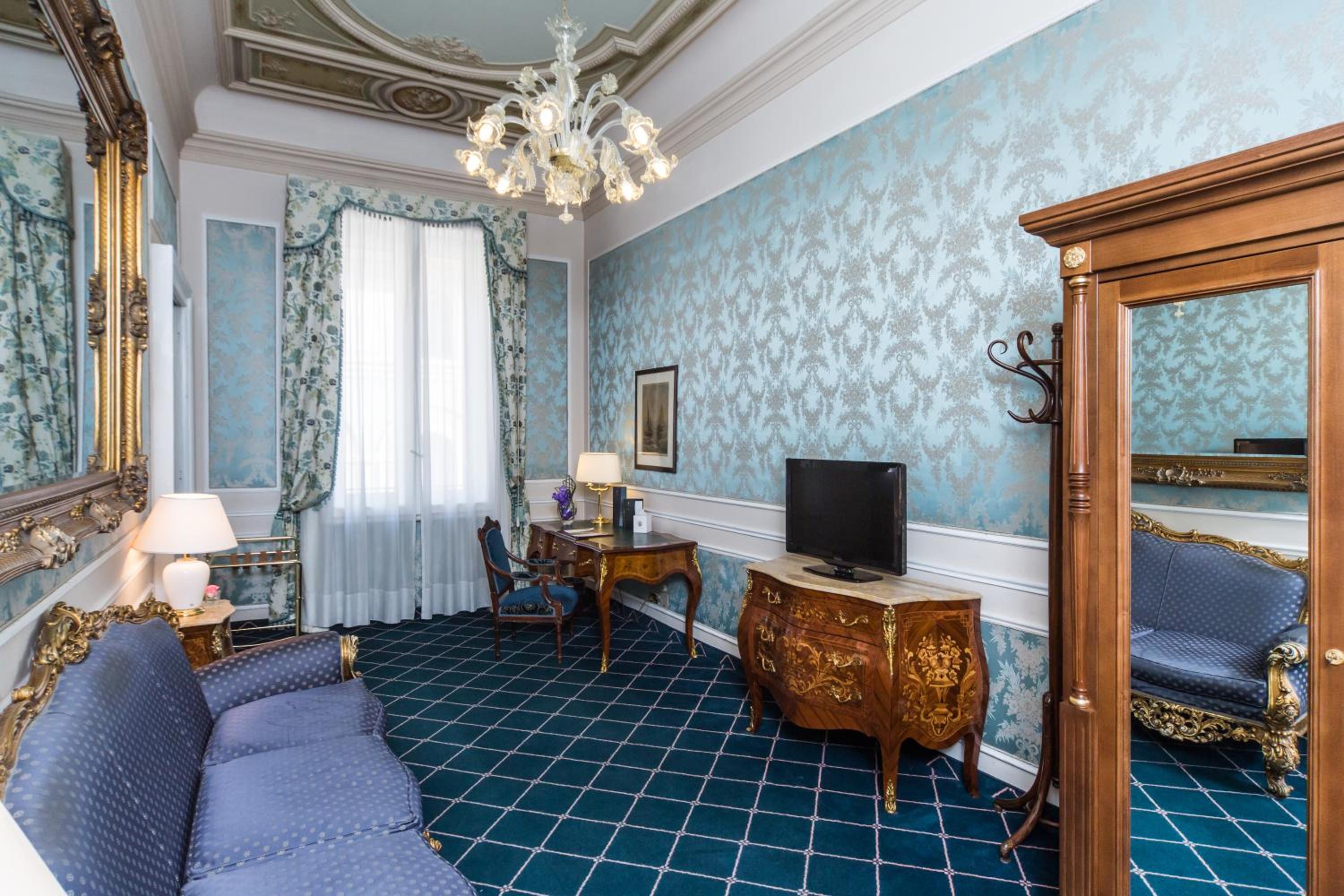 Suite - Photo 7