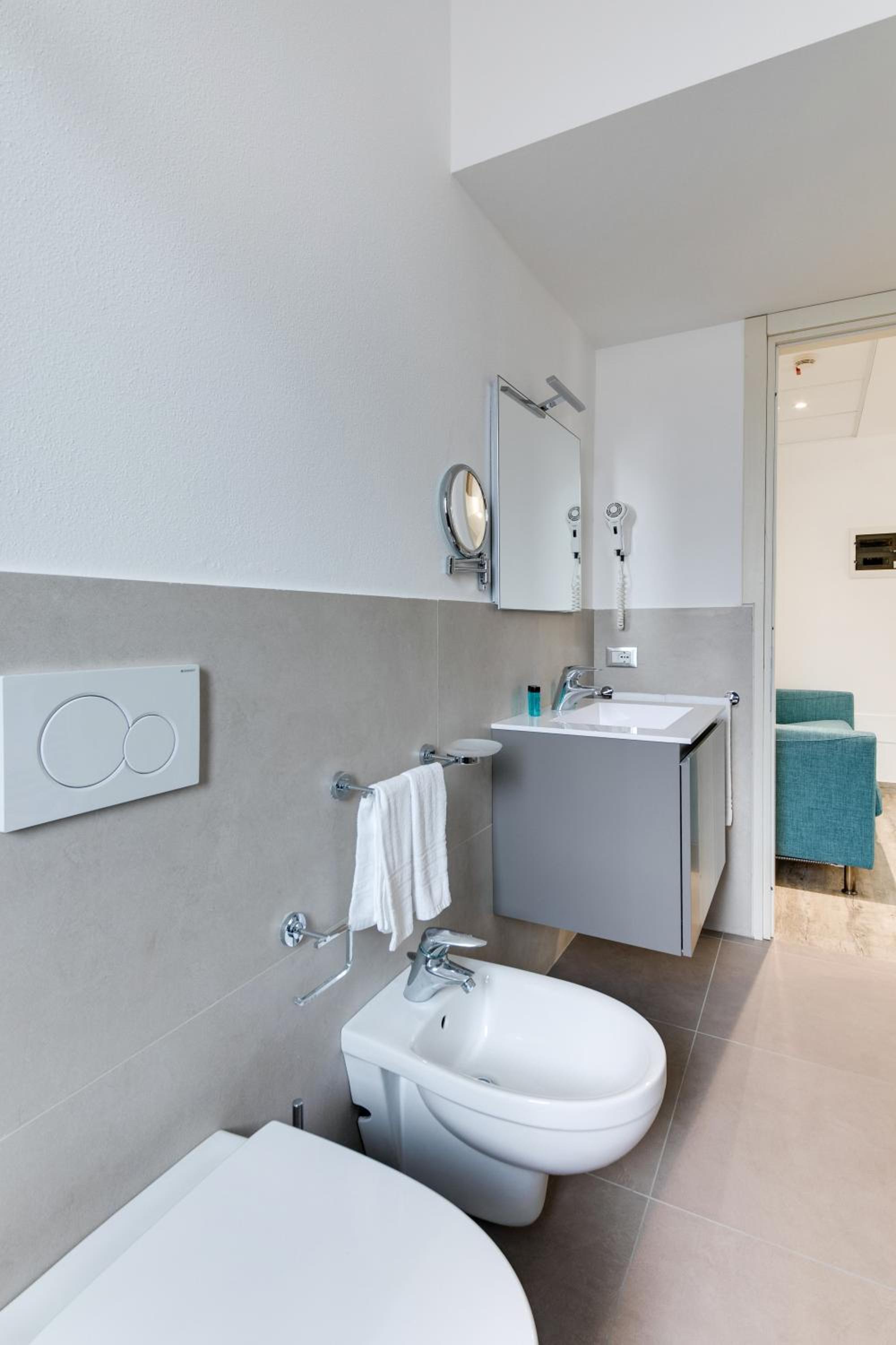 Two Bedroom Deluxe Apartment with Balcony photo 2