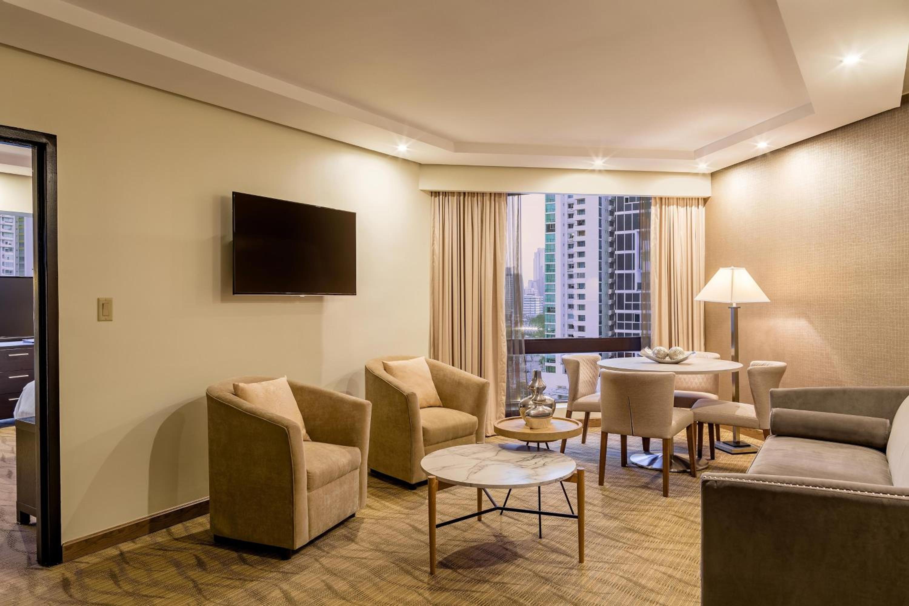 Executive, Club lounge access, Suite, 1 King, City view
