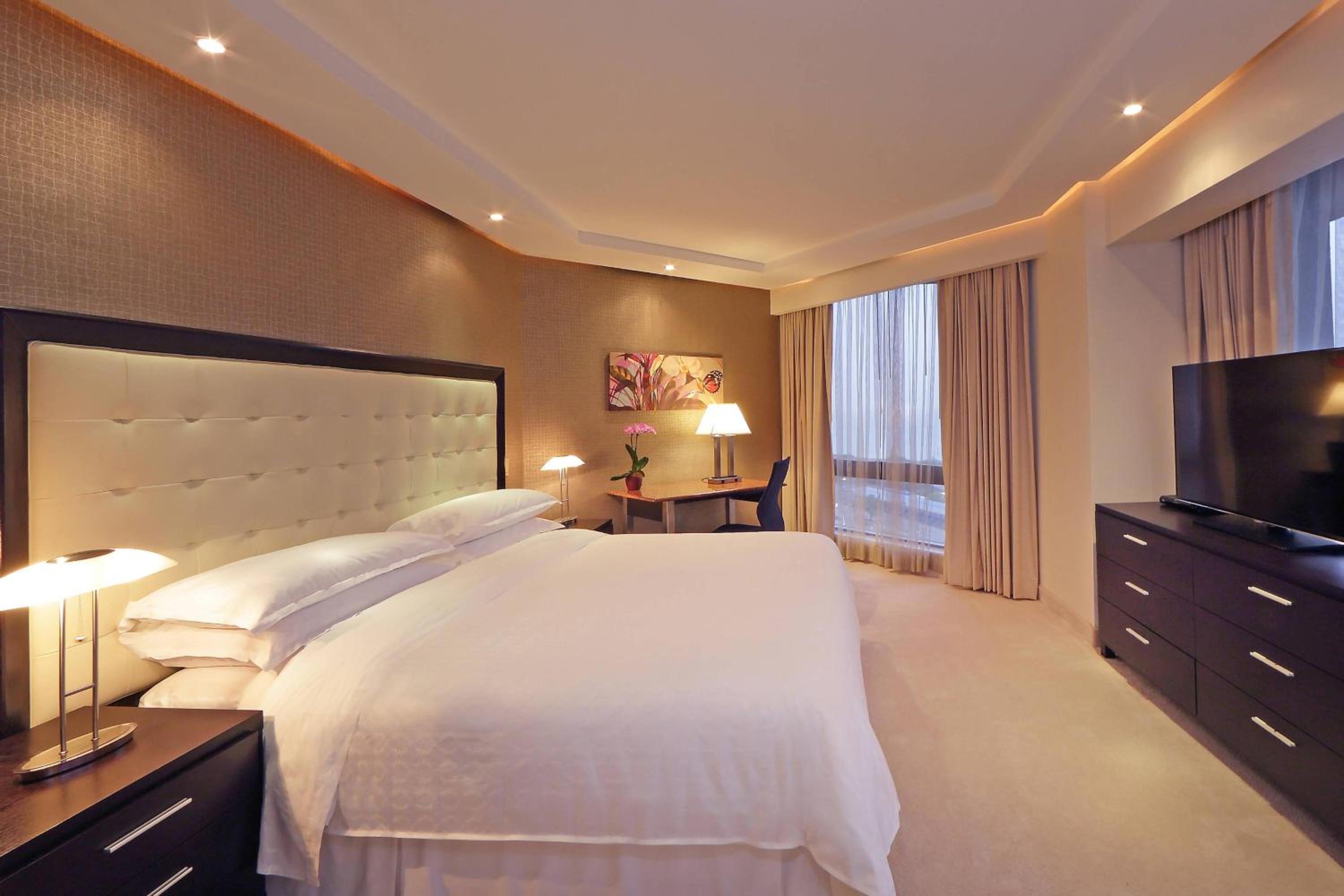 Executive, Club lounge access, Suite, 1 King, City view photo 3