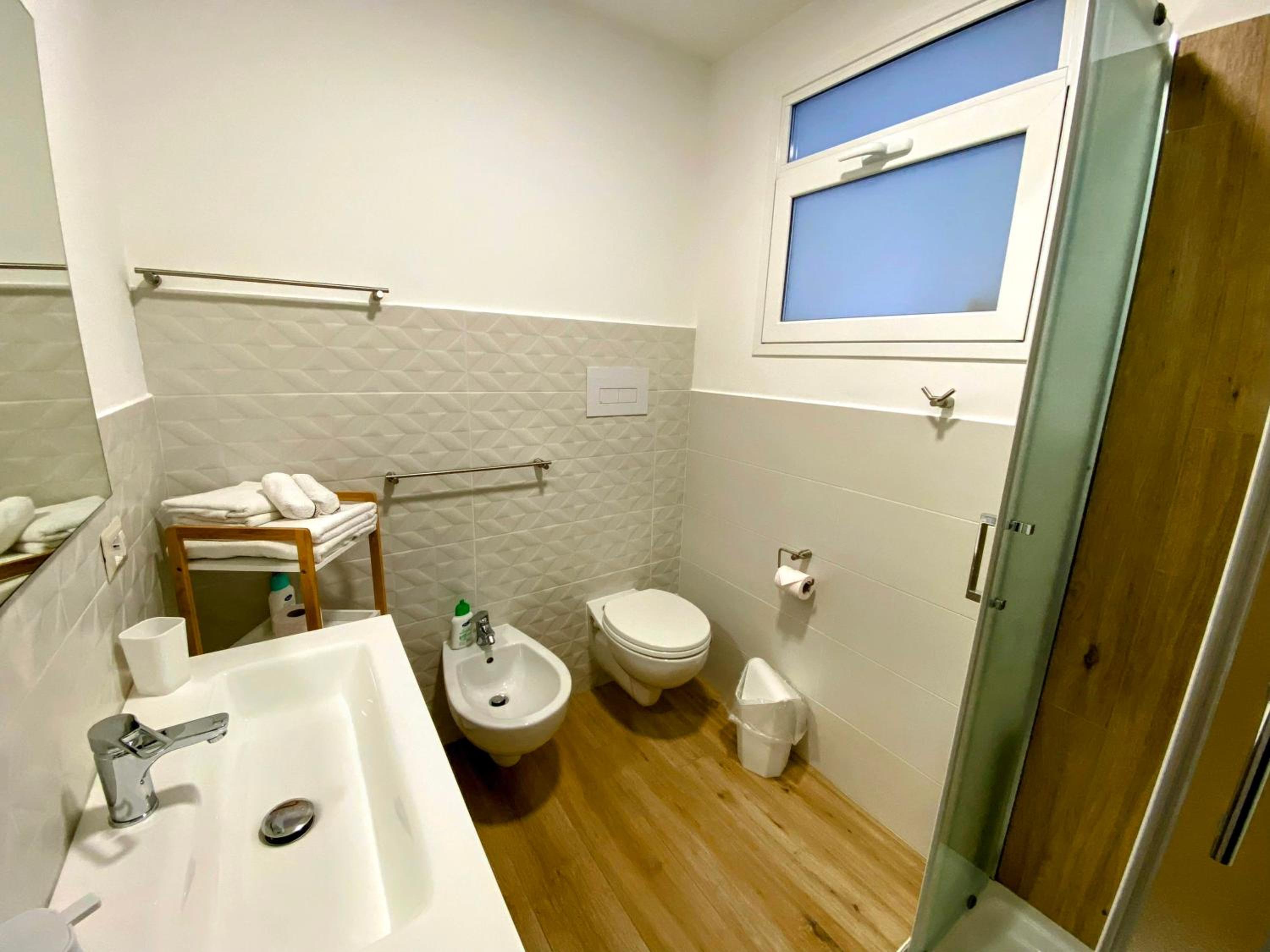 Double Room with Private Bathroom - Photo 8