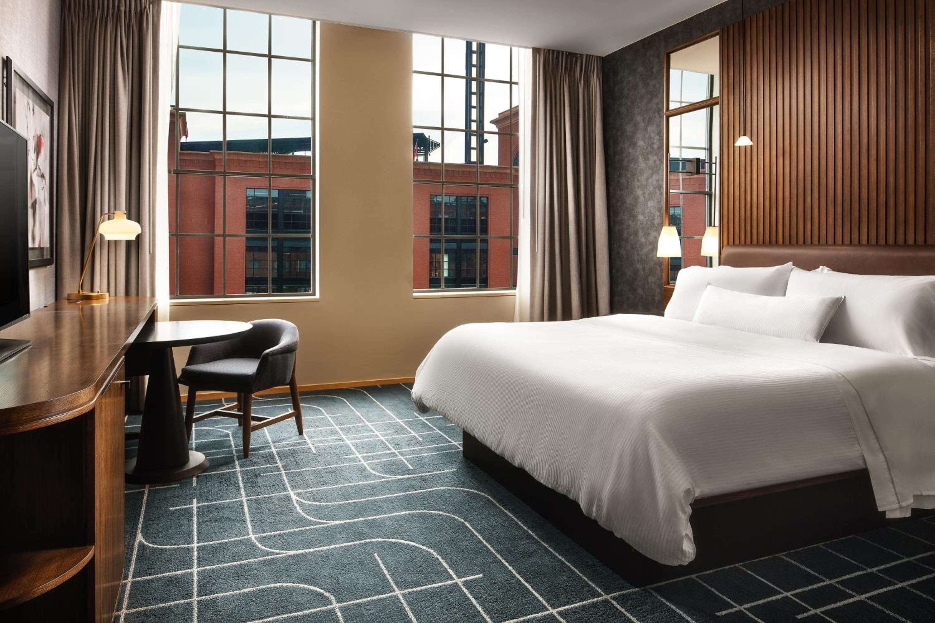 Deluxe King Room - Hearing Accessible - Photo 1