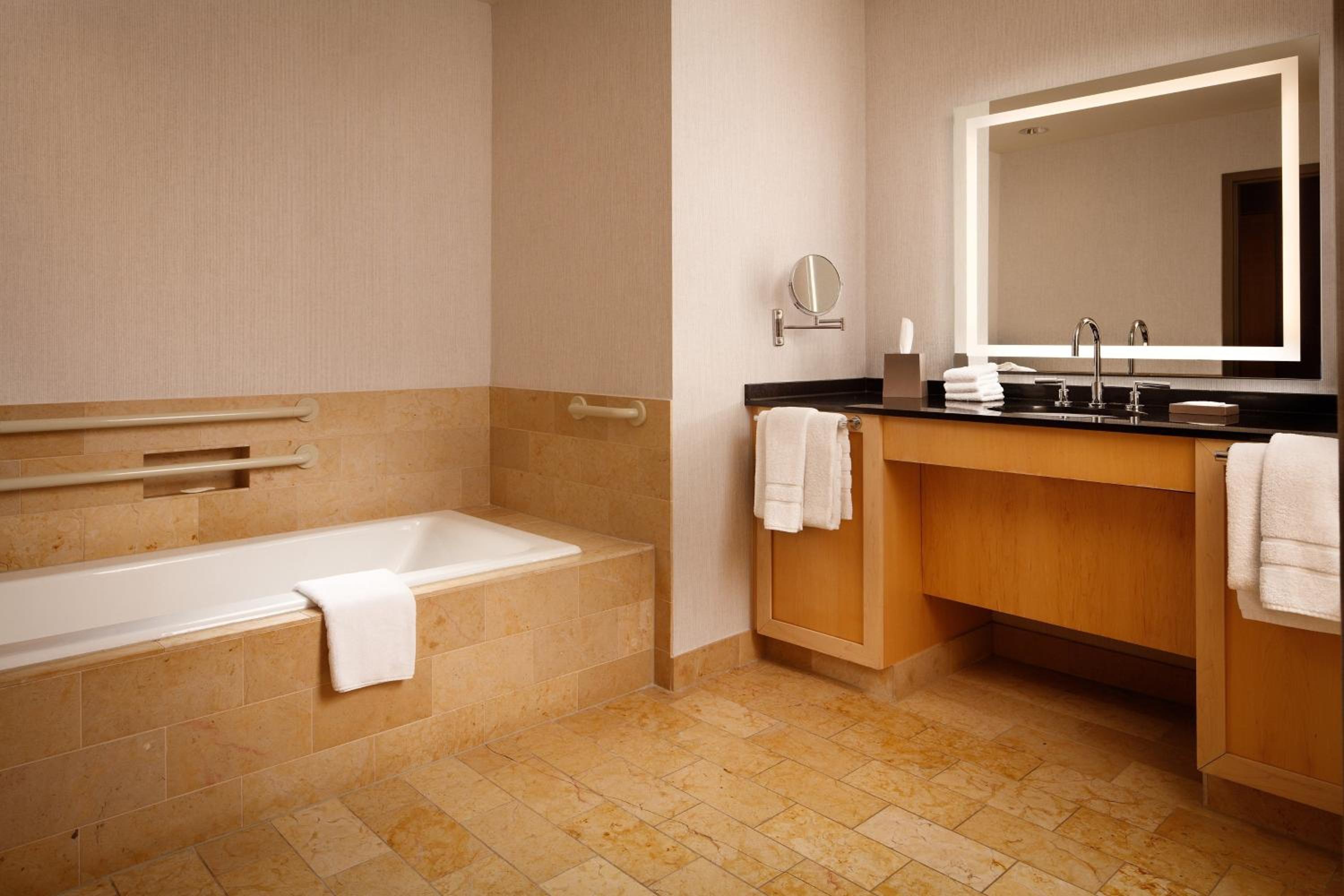 Premium King Room - Photo 3