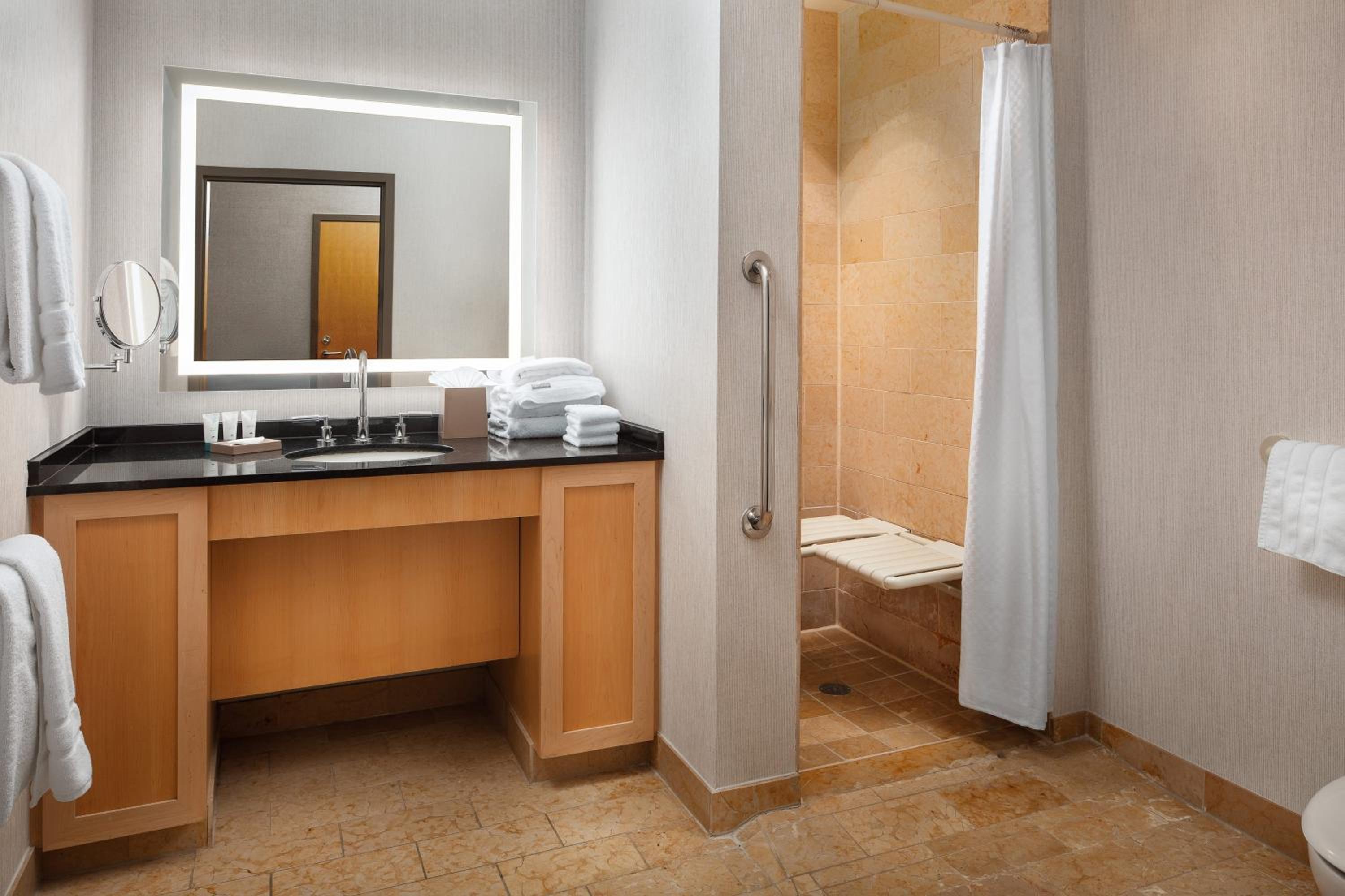 Deluxe King Room - Hearing Accessible - Photo 3