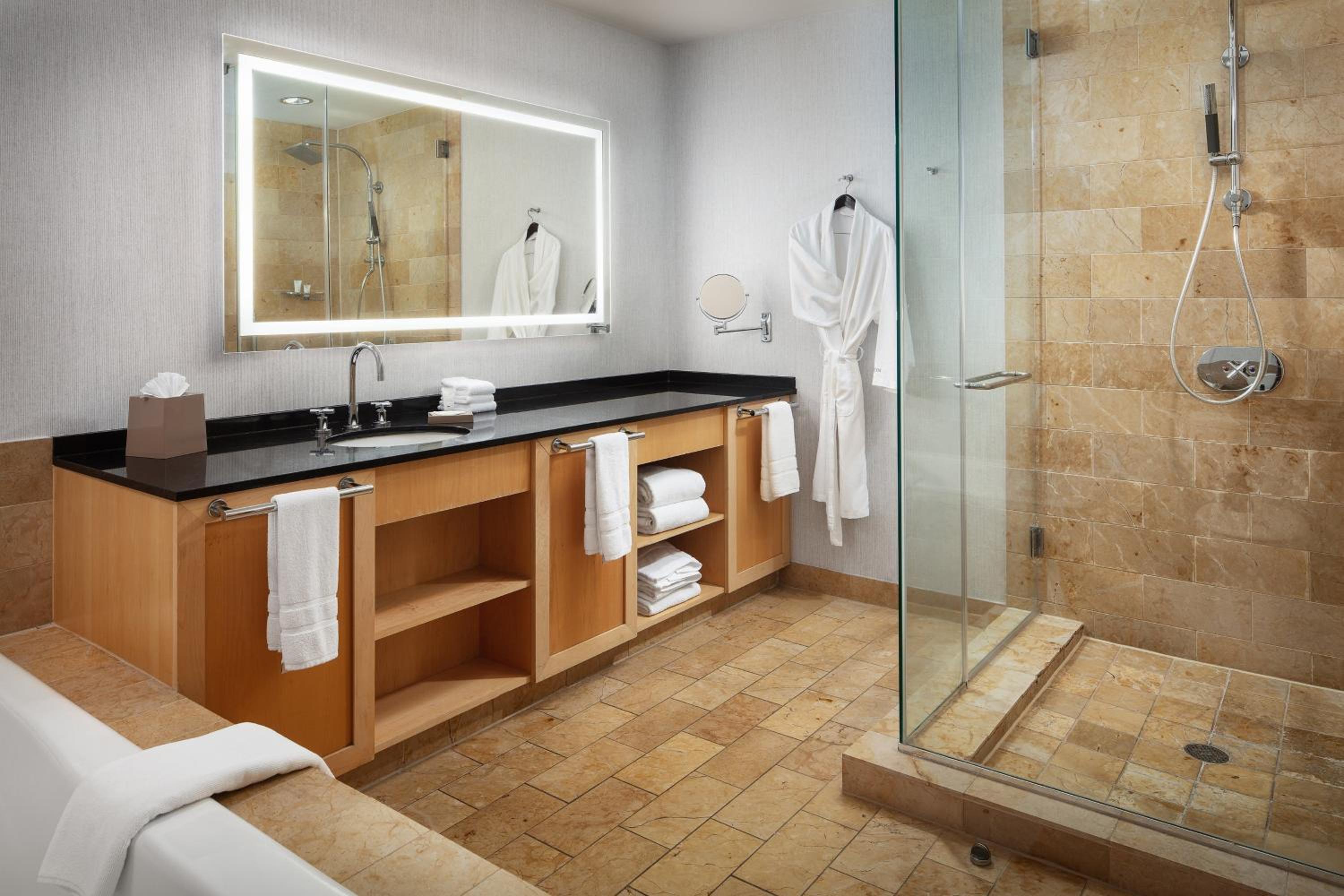 Deluxe King Room - Hearing Accessible - Photo 2