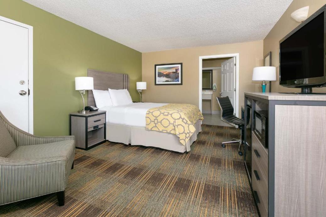 Double Room - Mobility Access/Non-Smoking - Photo 1