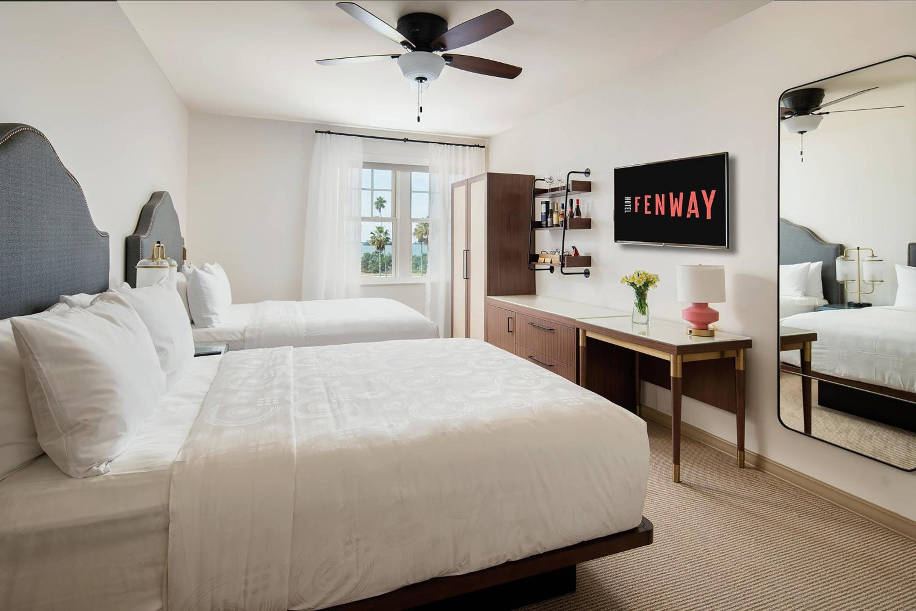 Queen Room with Two Queen Beds photo 1