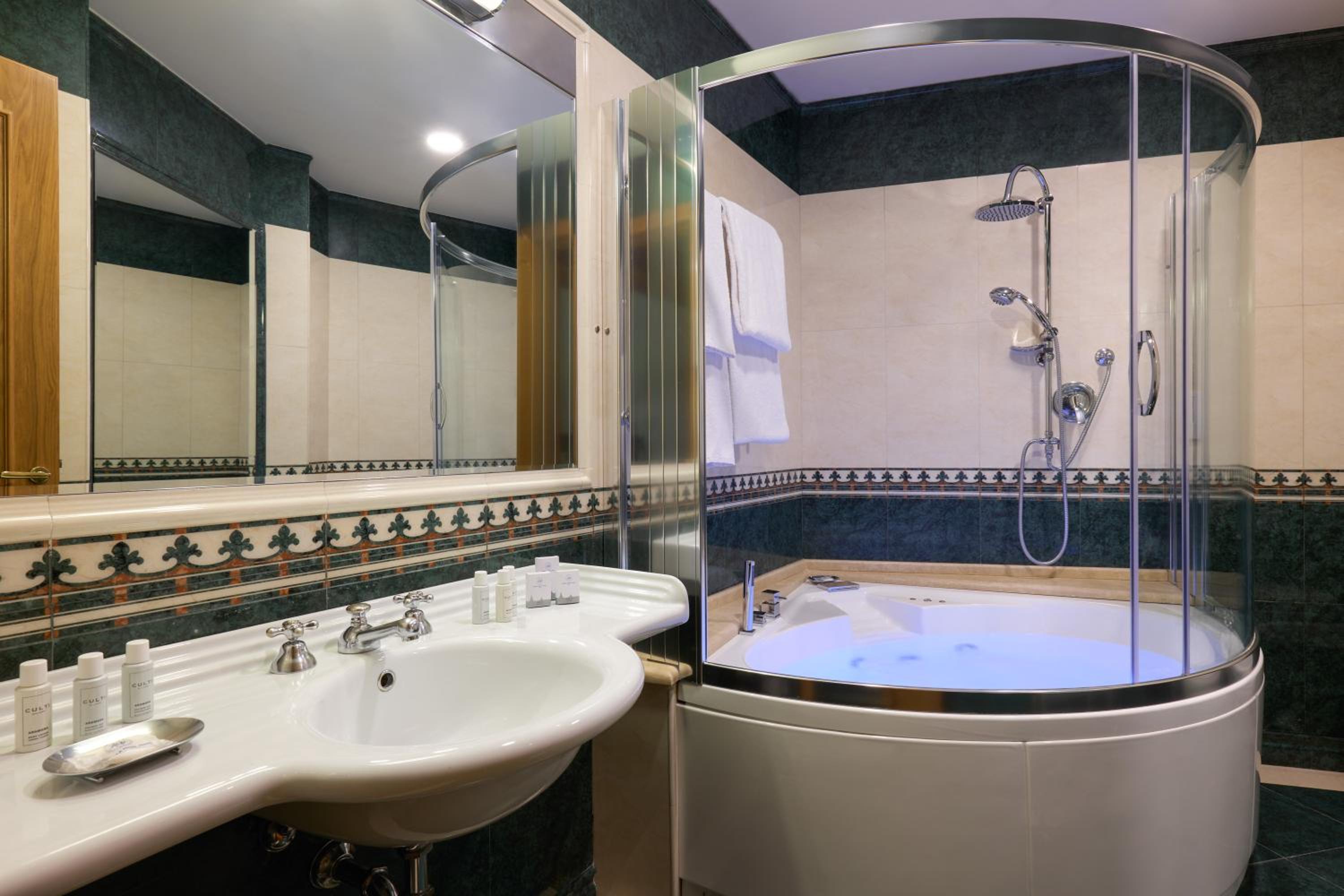 Suite with Jacuzzi Bath Tub thumbnail 5