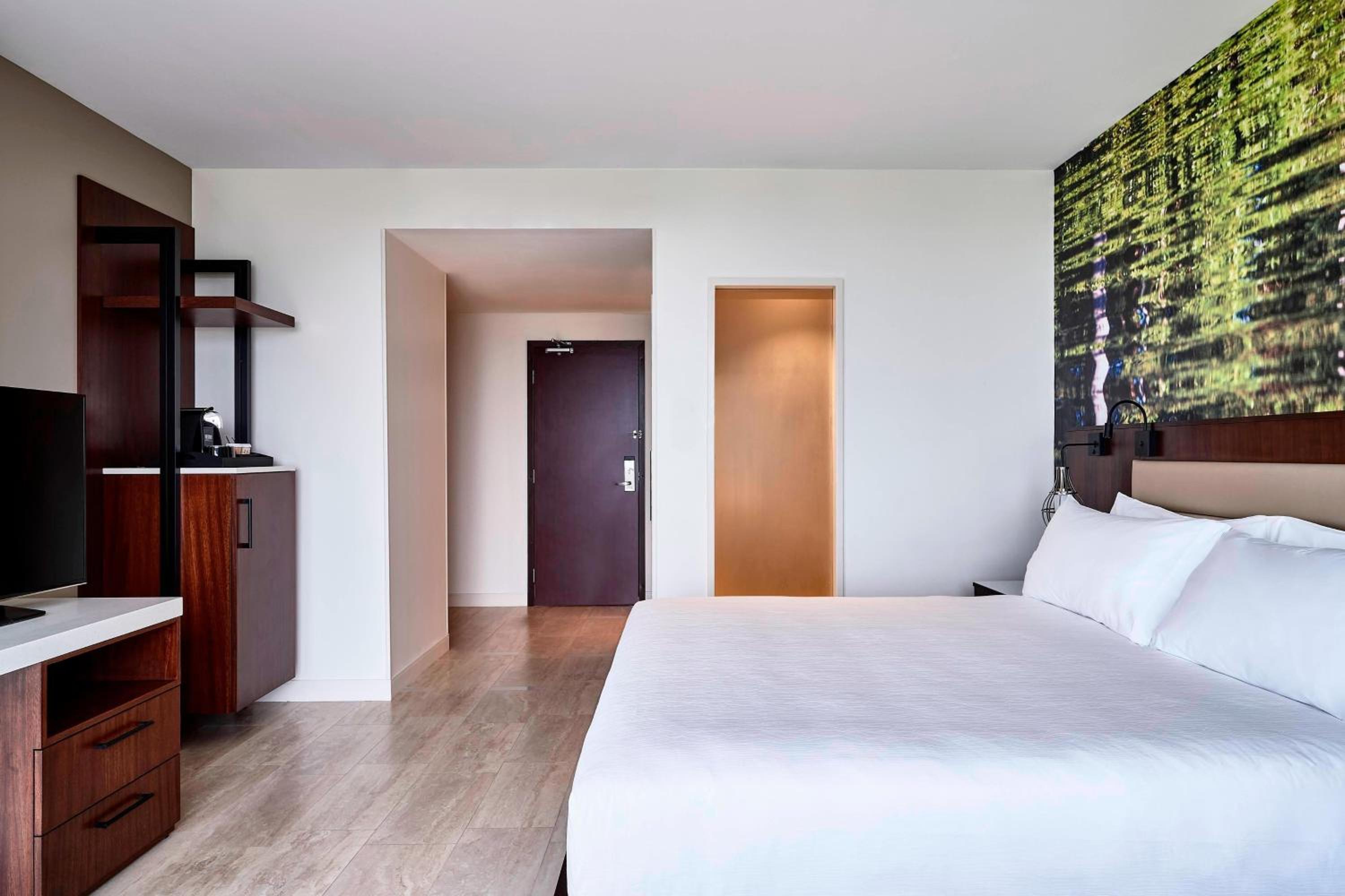 Deluxe King Room - High Floor photo 2
