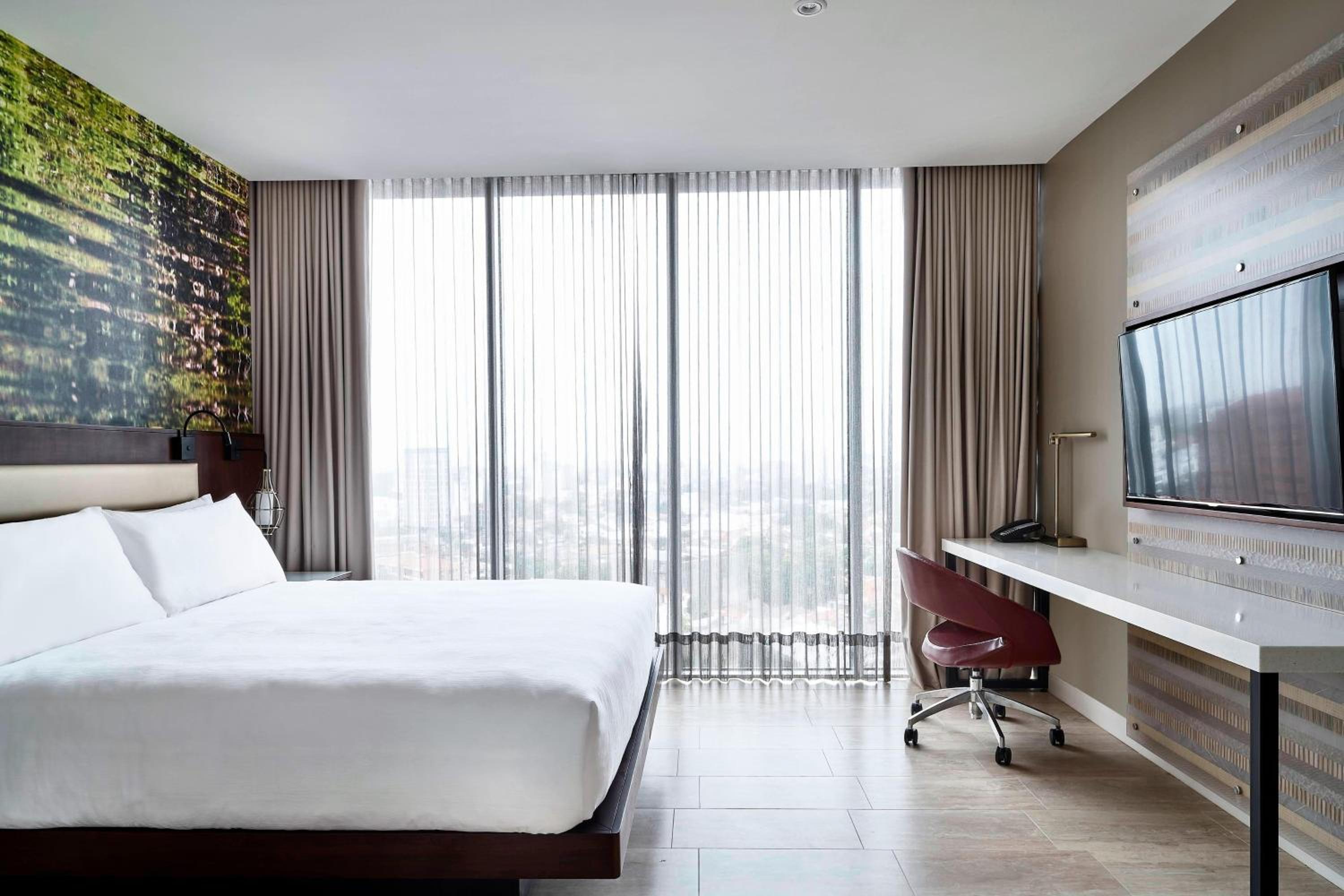 Deluxe King Room - High Floor