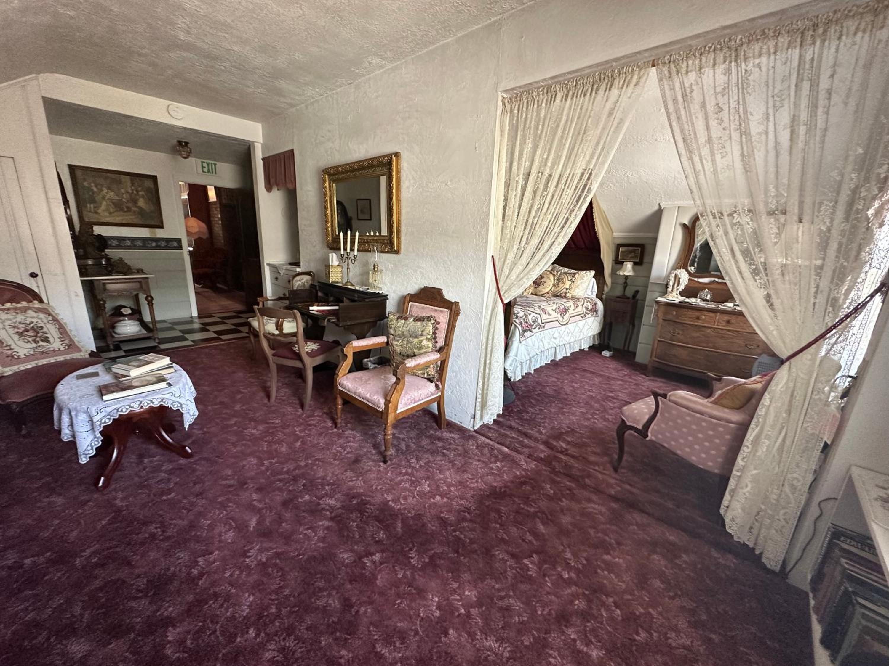 Deluxe Queen Suite photo 1