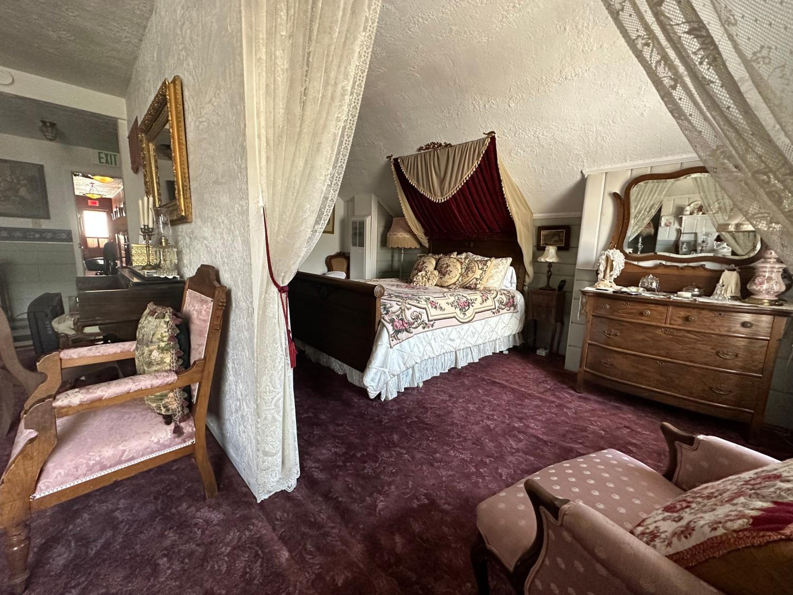 Deluxe Queen Suite photo 2