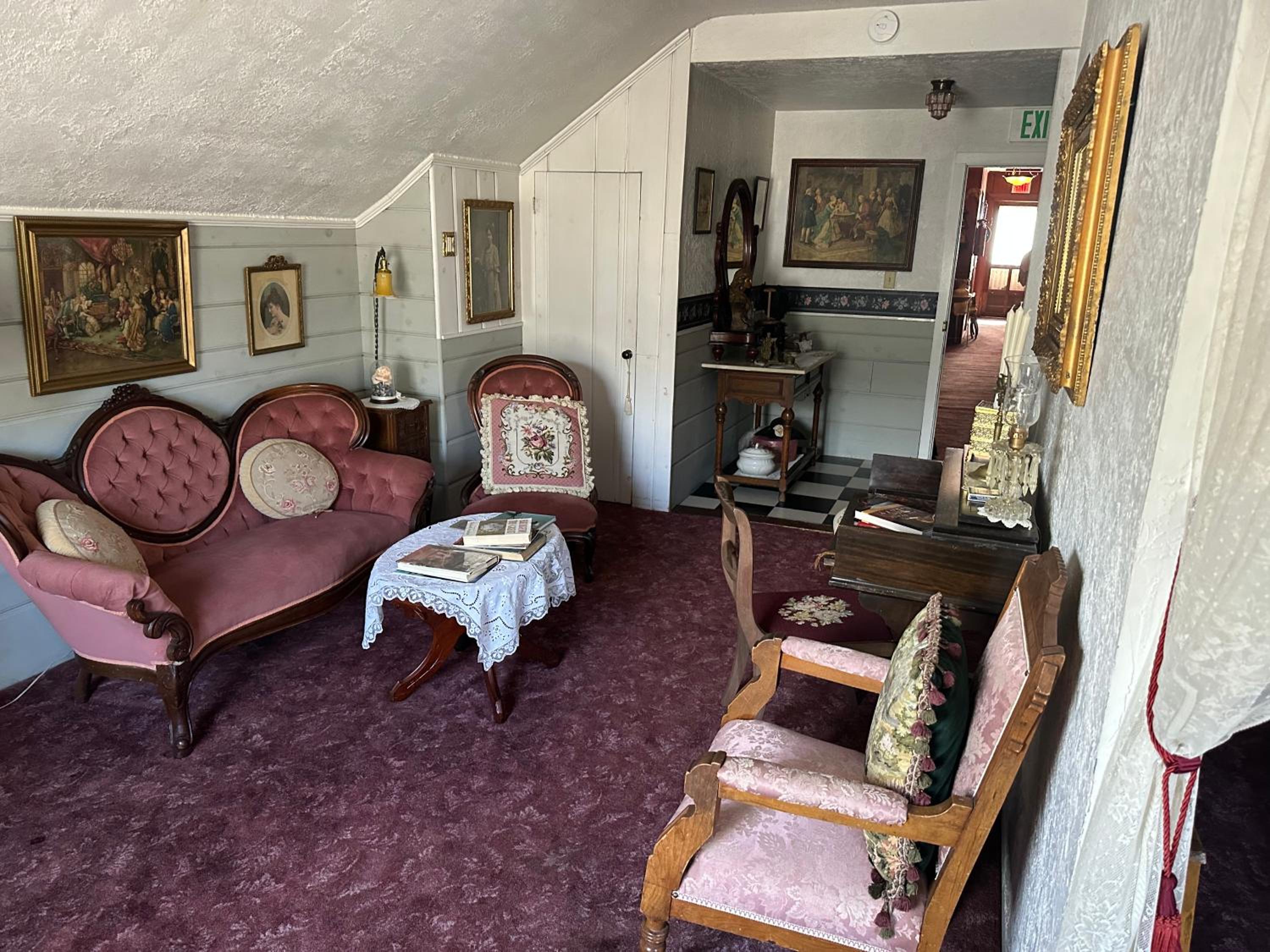 Deluxe Queen Suite photo 3