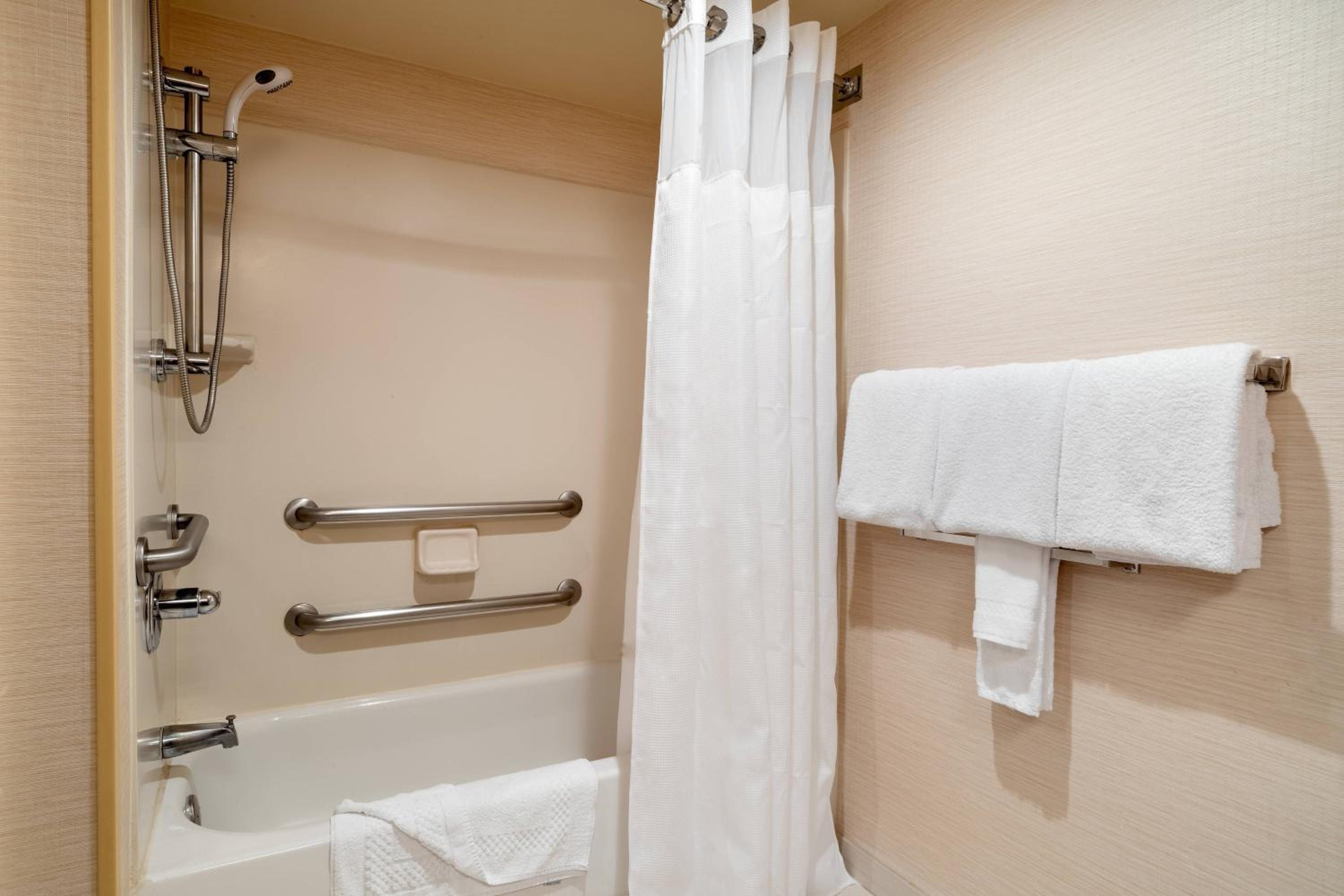 King Room with Adapted Tub - Mobility Accessible photo 3