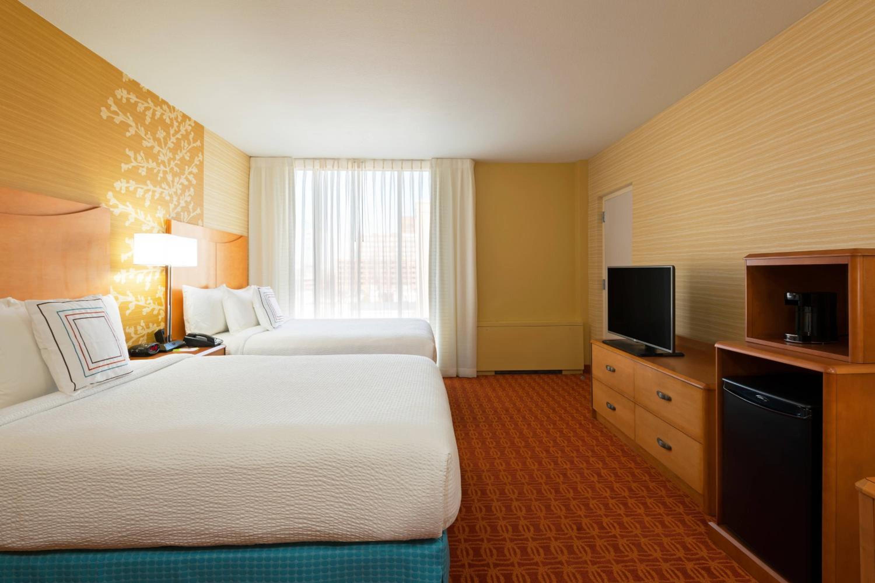Queen Room with Two Queen Beds and Adapted Tub - Mobility and Hearing Accessible - Photo 3
