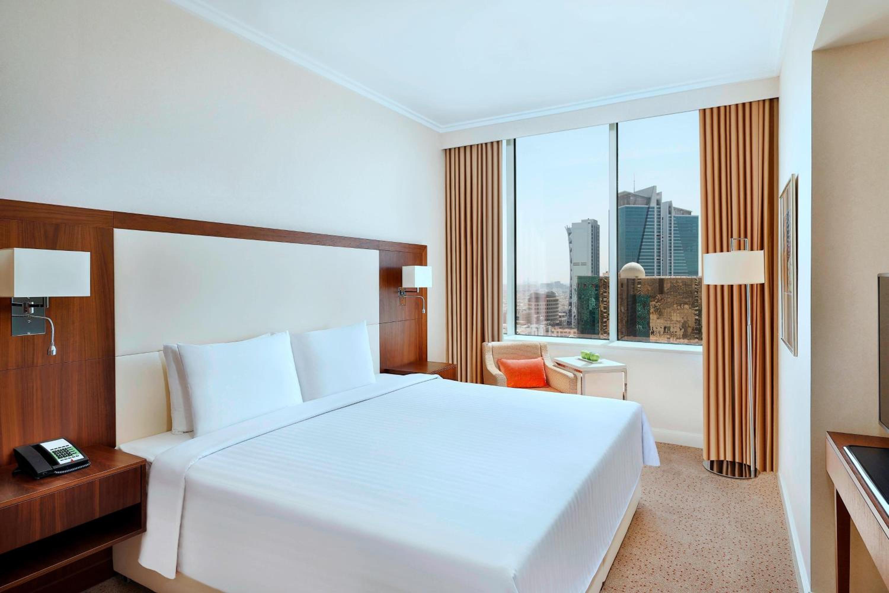 Junior King Suite with Sofa Bed - Photo 4