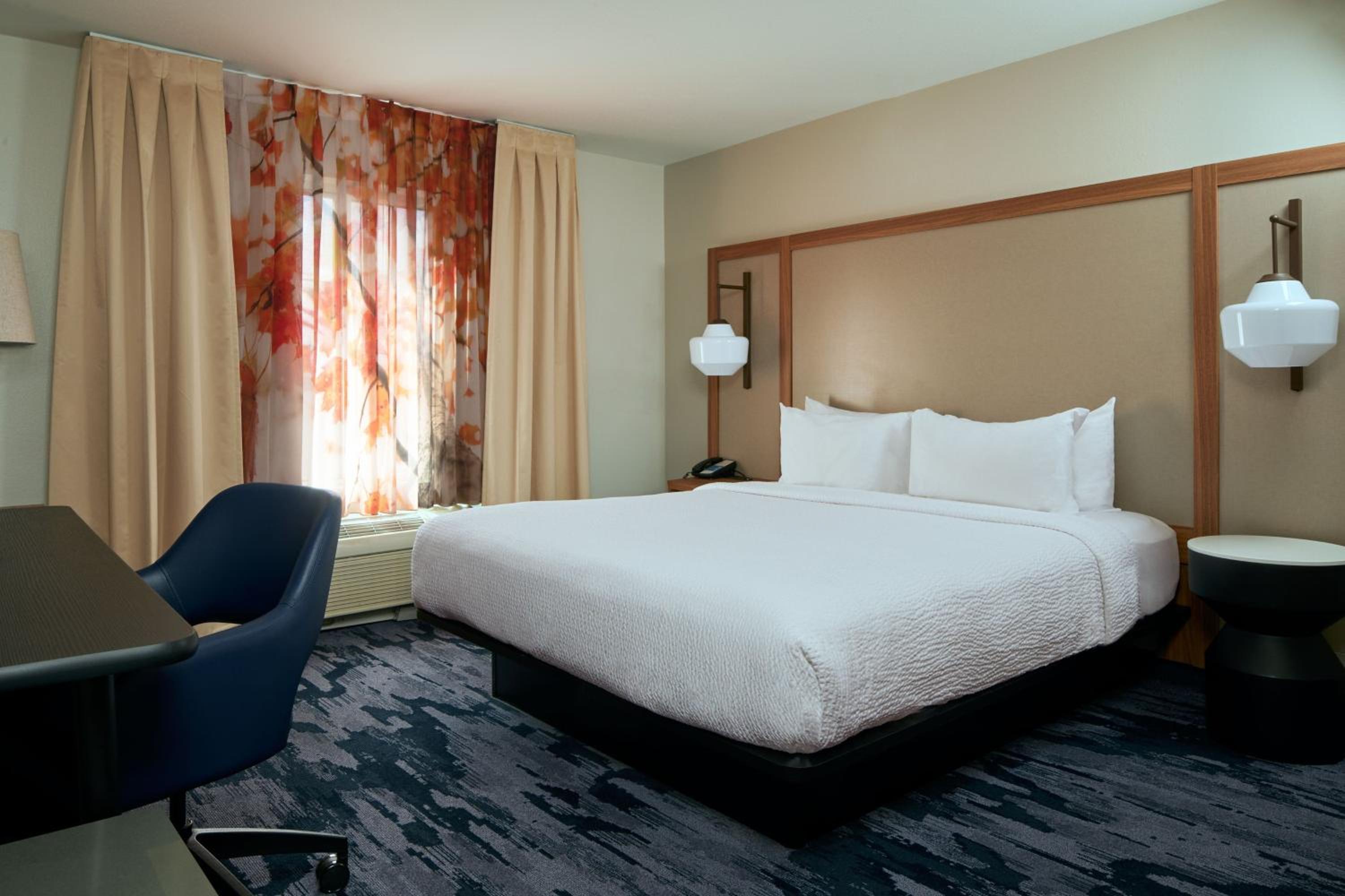 King Room with Roll-in Shower - Mobility and Hearing Accessible - Photo 4