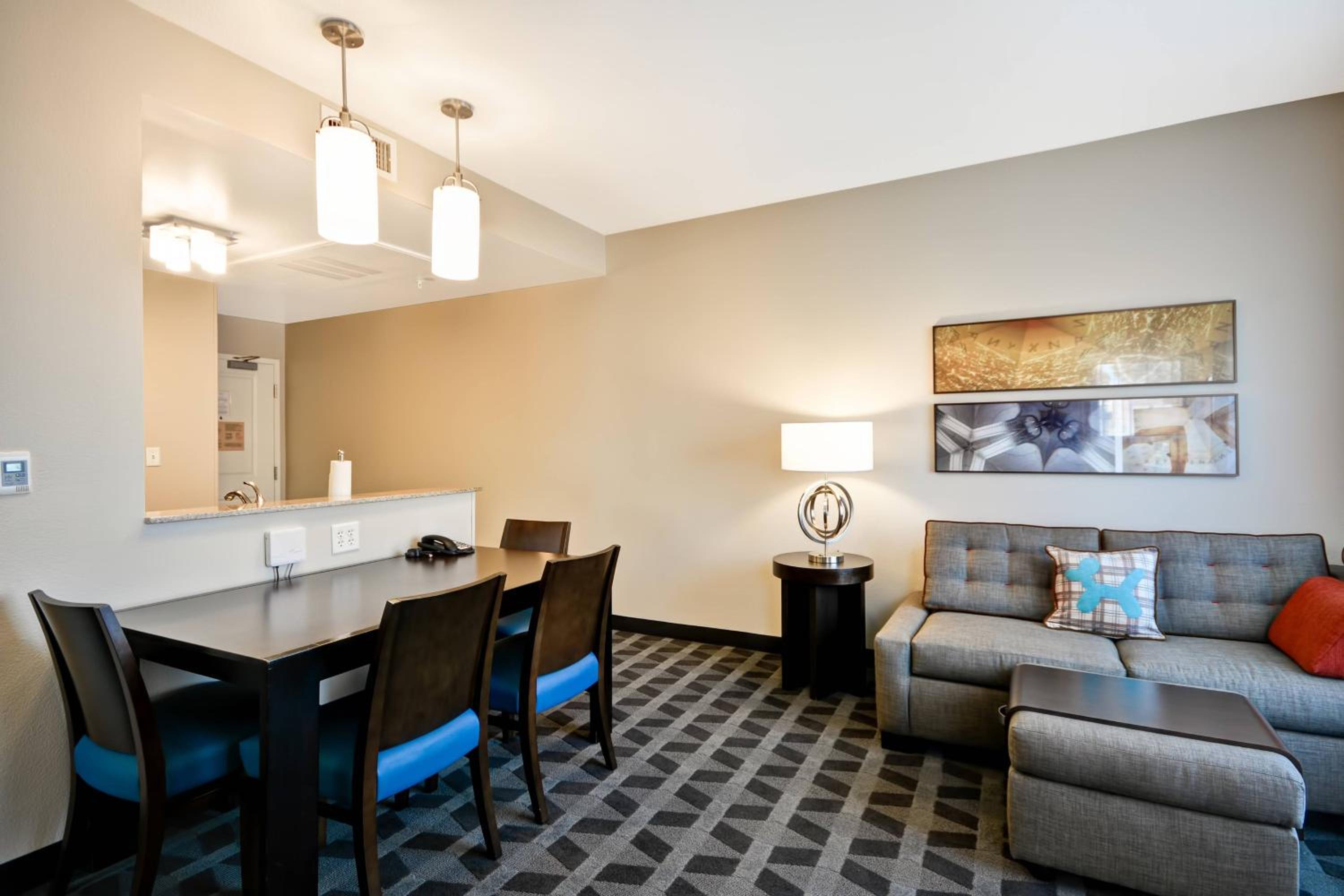 Deluxe Two-Bedroom Queen Suite - Photo 7