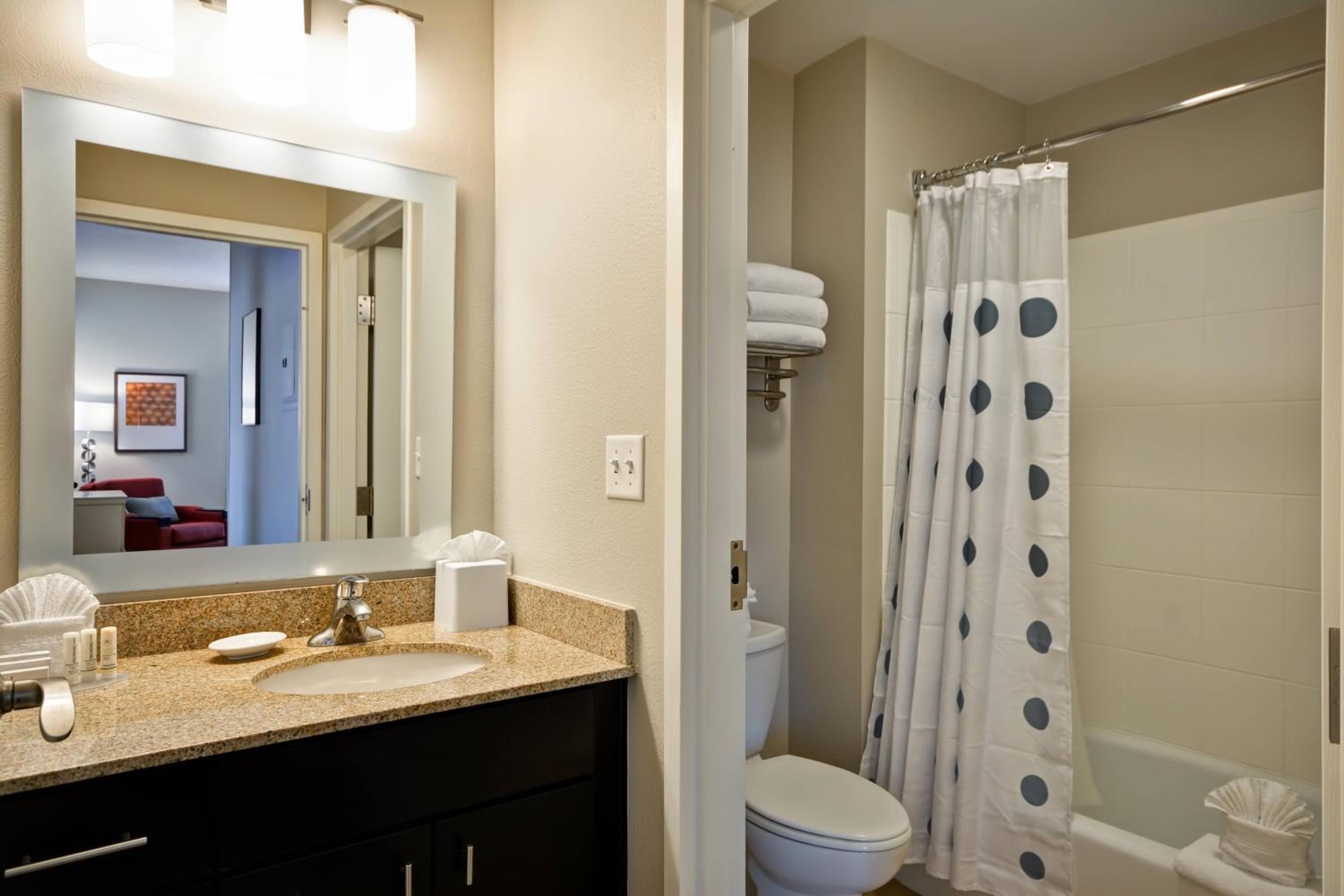 Deluxe Two-Bedroom Queen Suite - Photo 6
