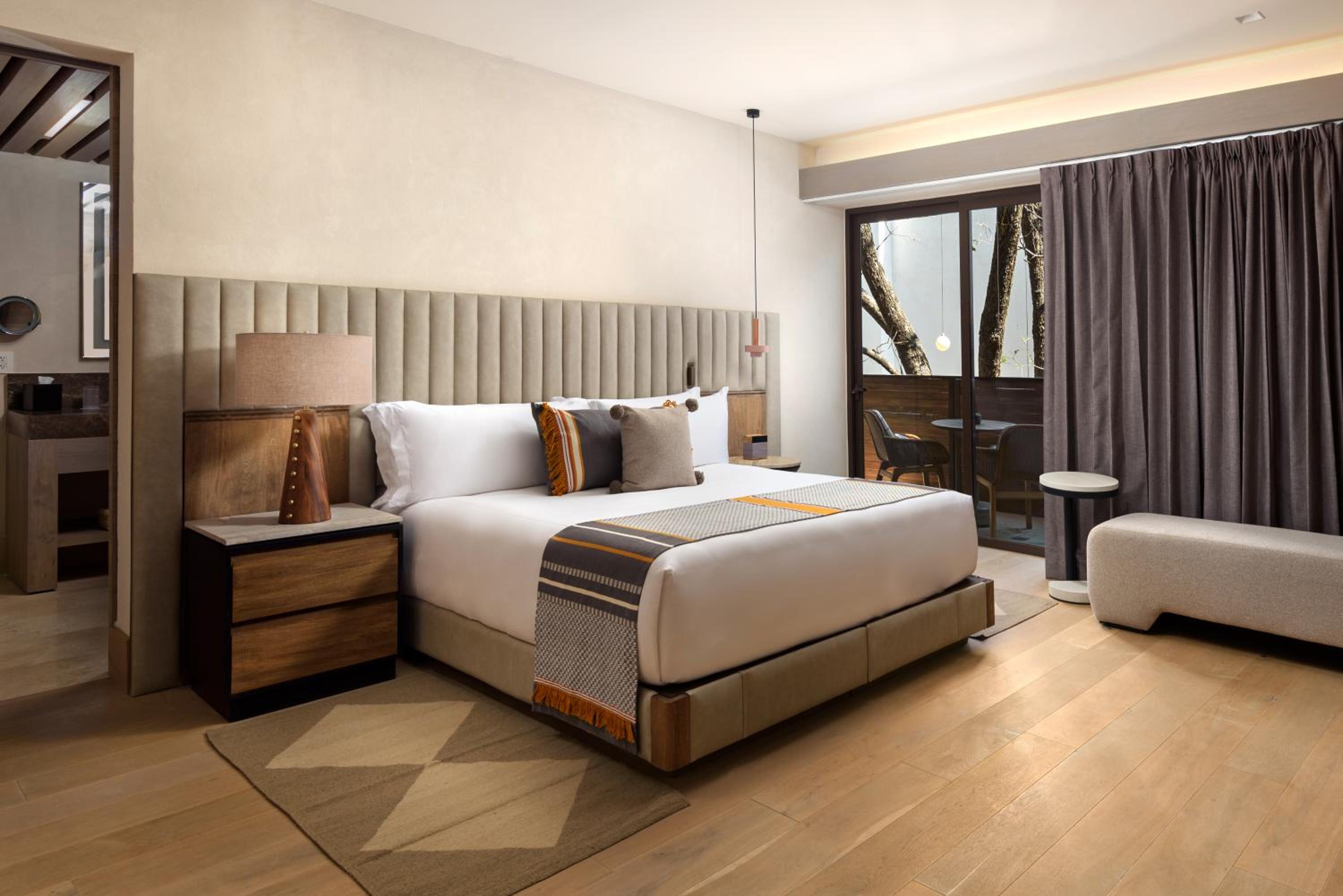 Deluxe King Room - Photo 4