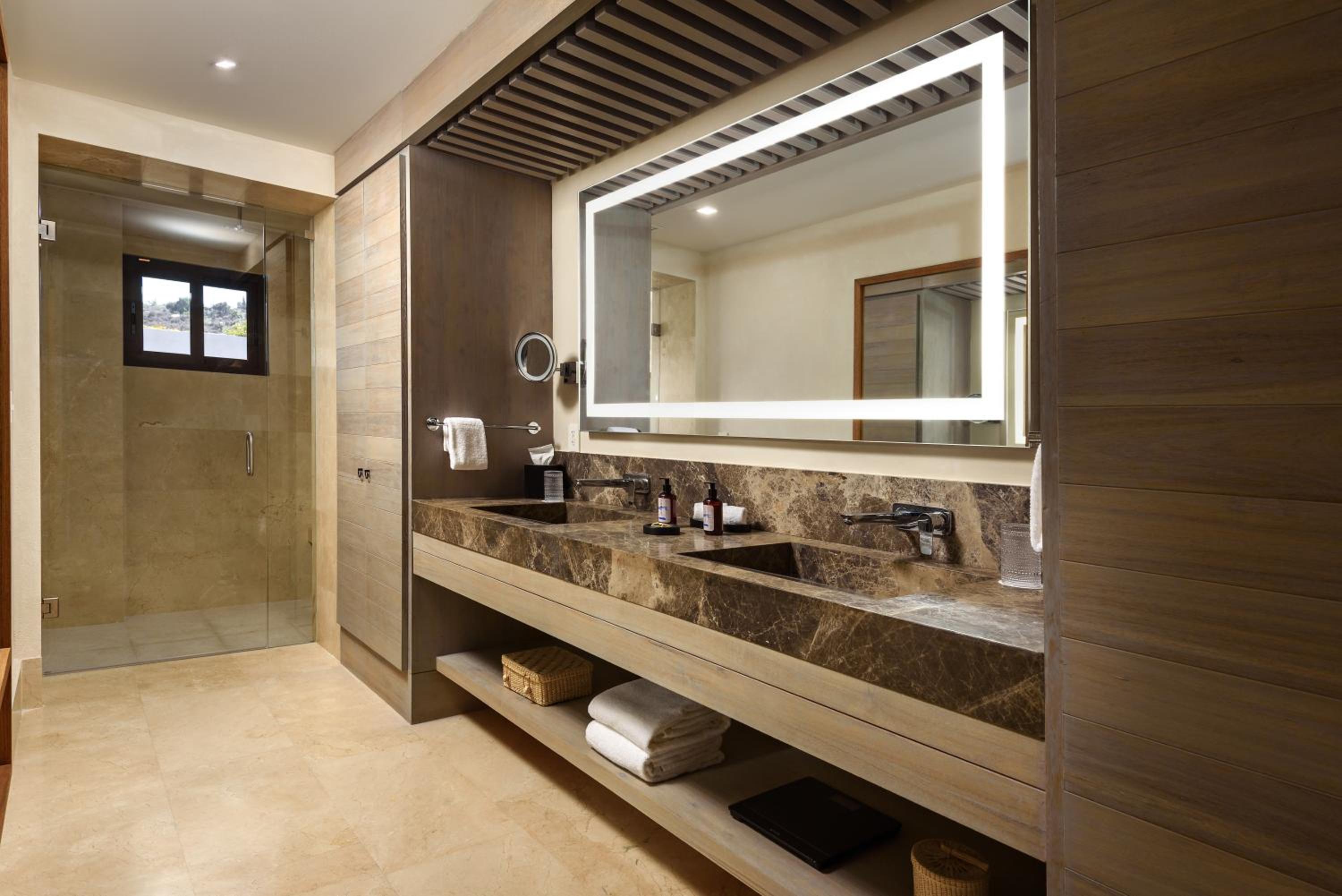 Deluxe King Room - Photo 3