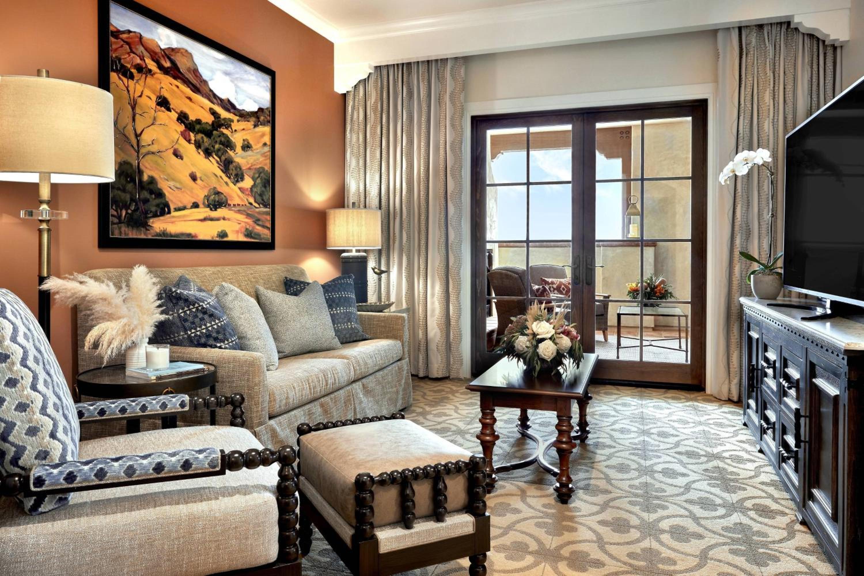 1 Bedroom Suite, 1 King, Sofa bed, Fireplace - Photo 2