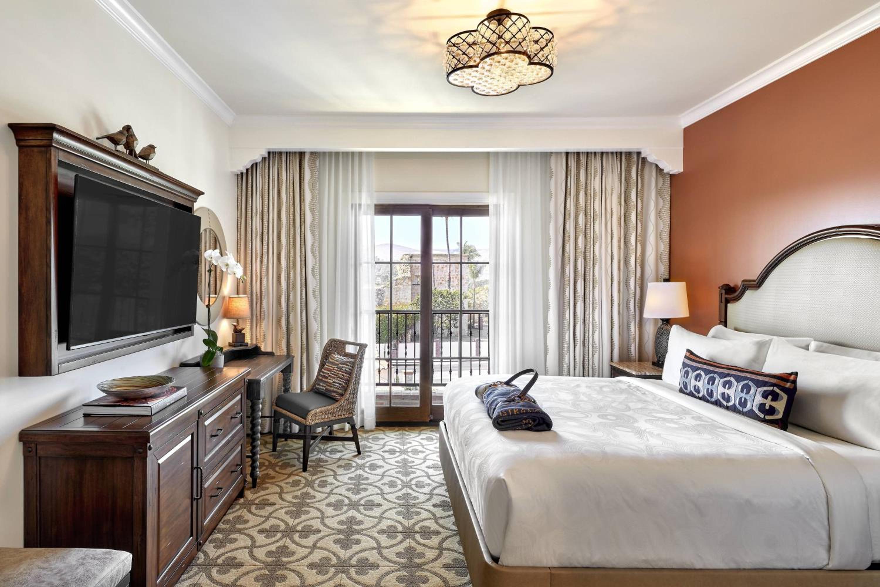 1 Bedroom Suite, 1 King, Sofa bed, Fireplace - Photo 1