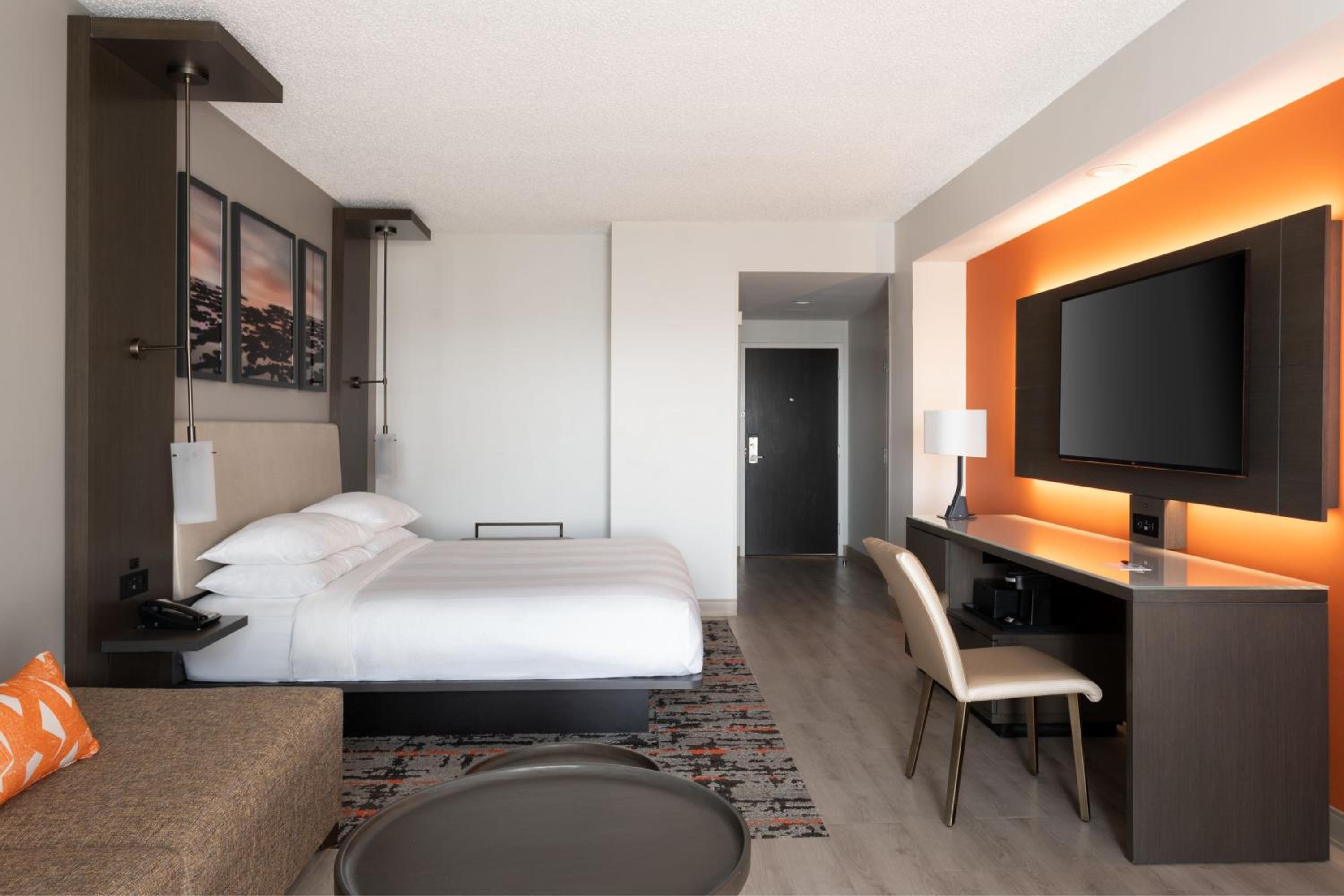 Executive King Room with Sofa Bed - Photo 8