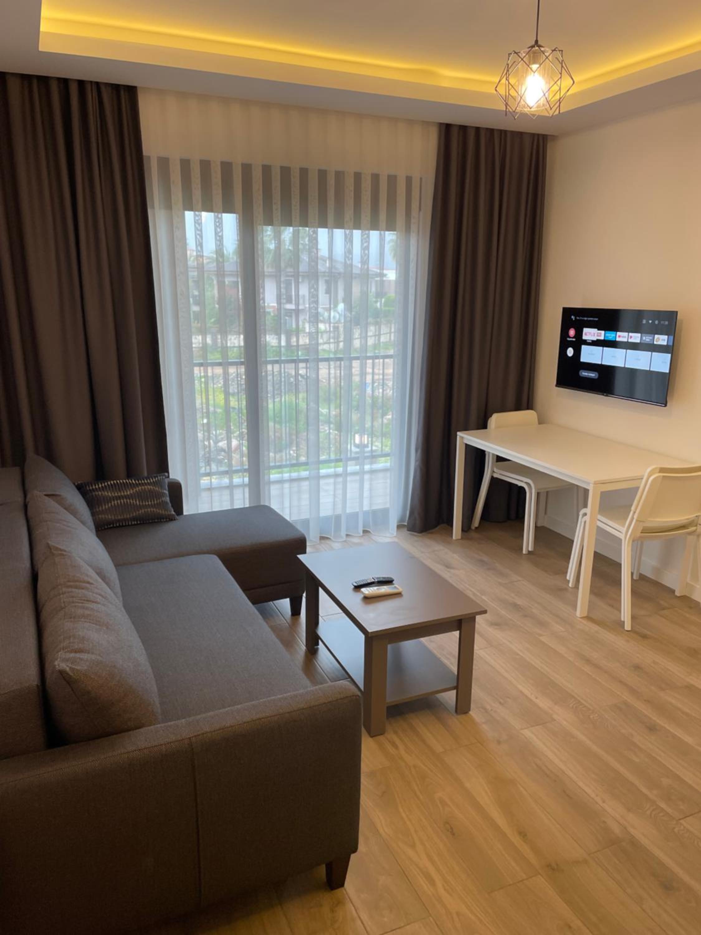 Apartment with Pool View