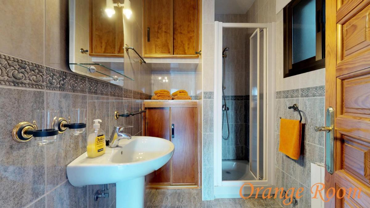 Orange Room photo 1