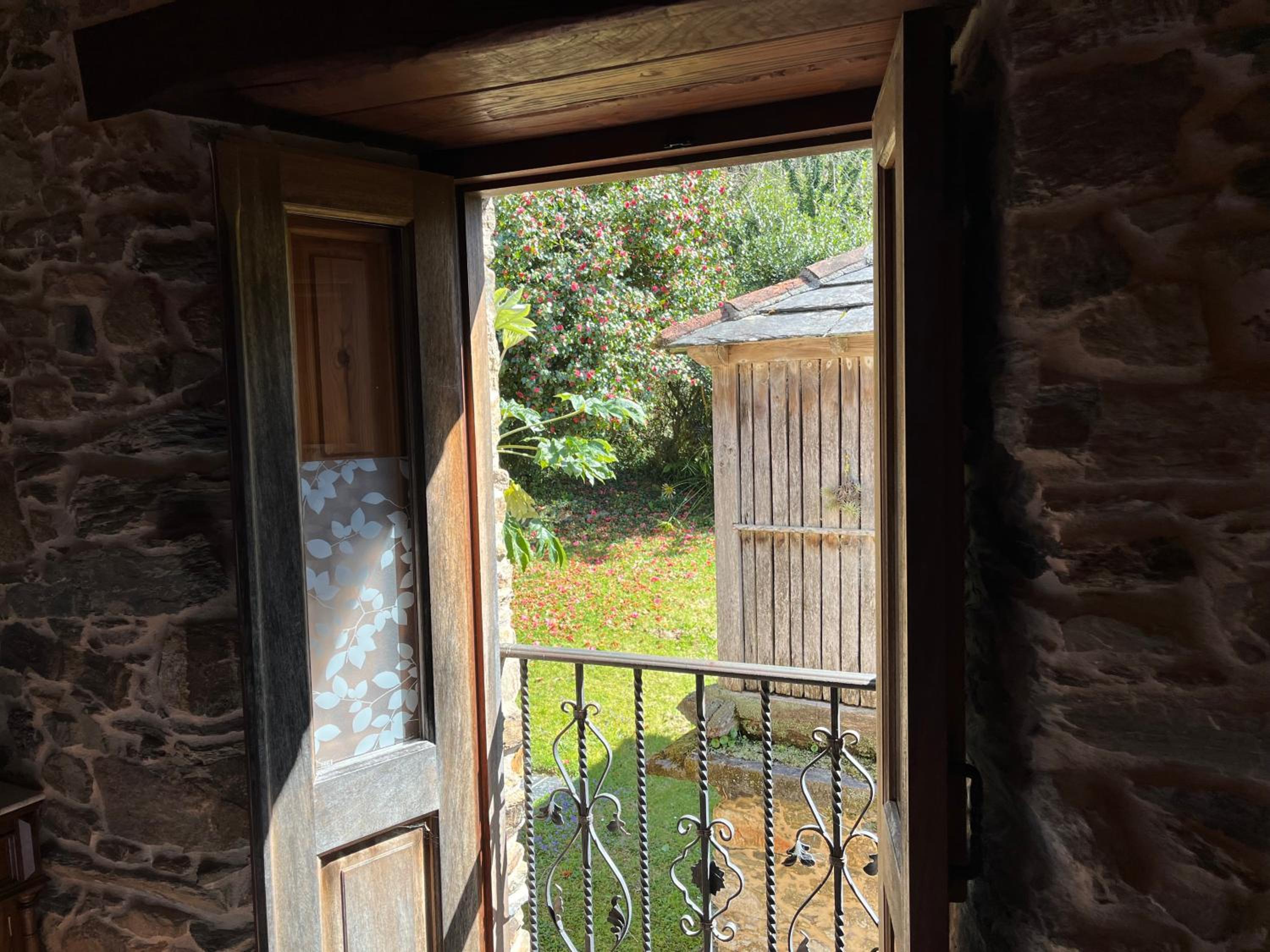 Double Room with Mountain View - Photo 3