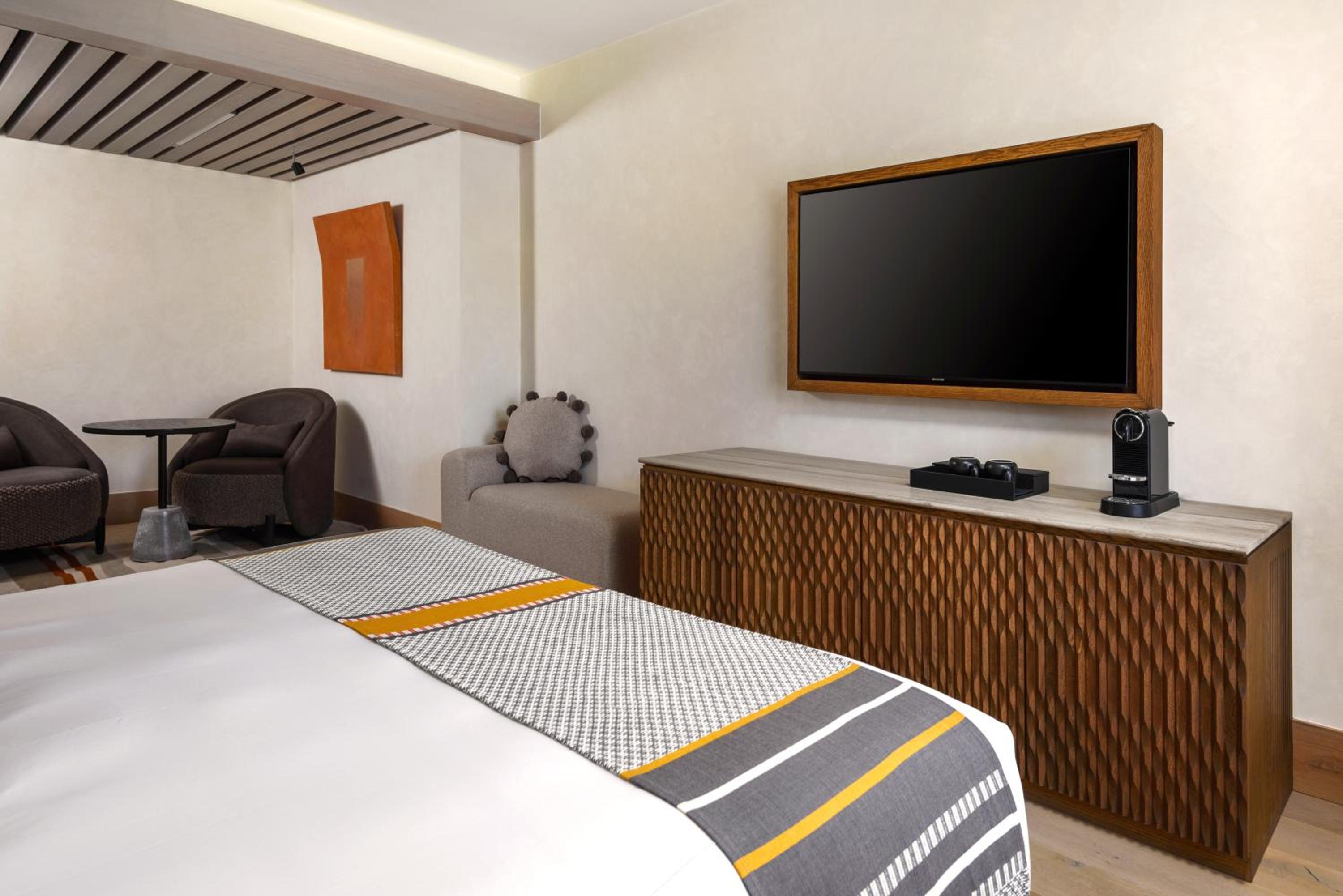 Deluxe King Room - Photo 2