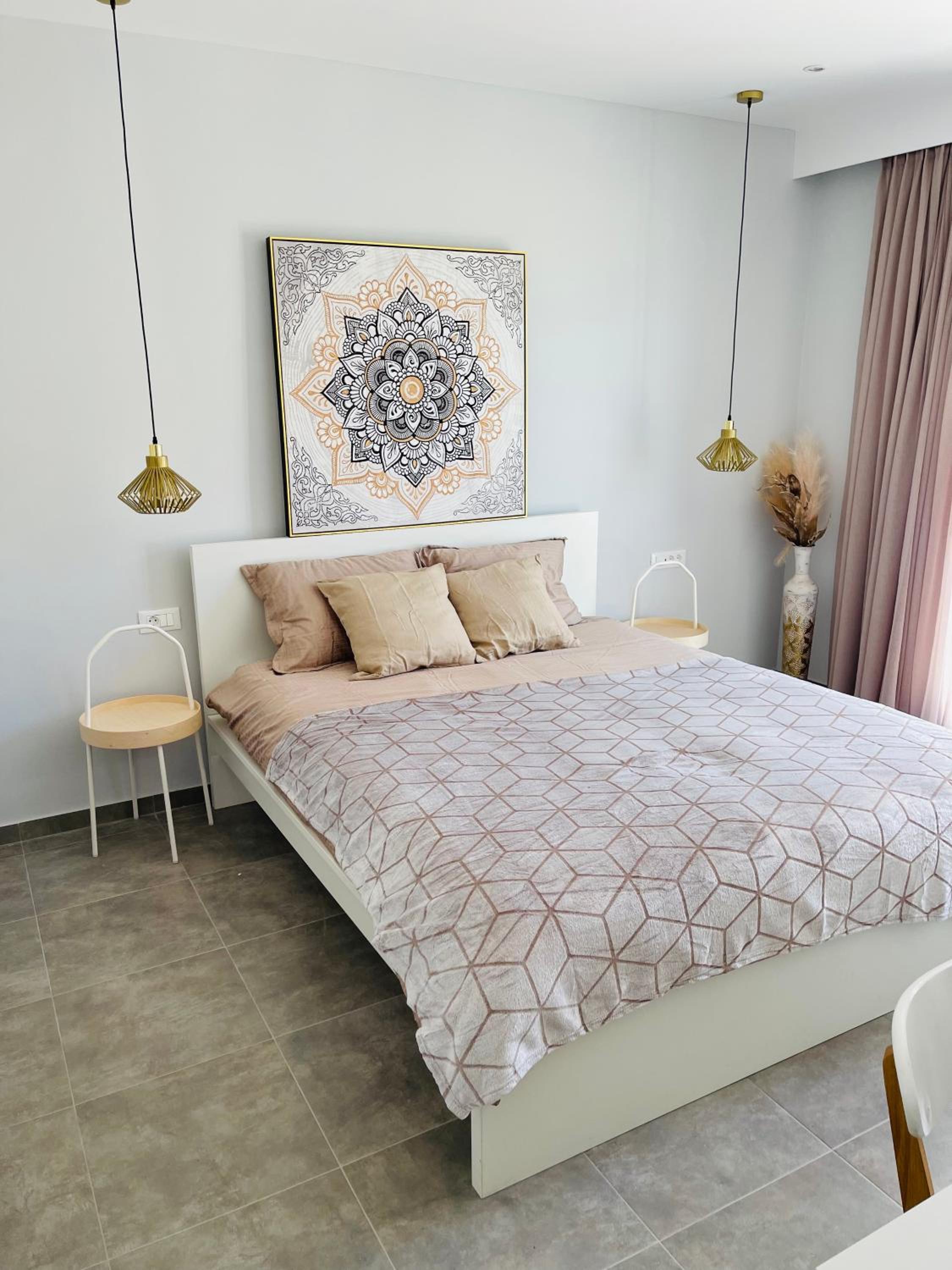 One-Bedroom Apartment photo 1