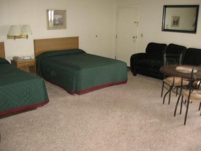 Deluxe Queen Suite