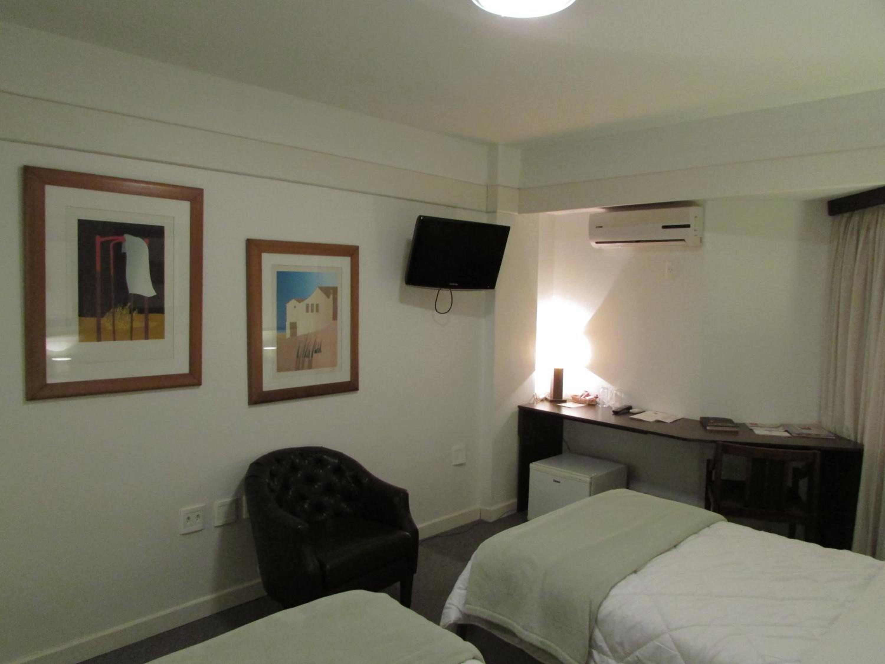 Standard Twin Room - Photo 4