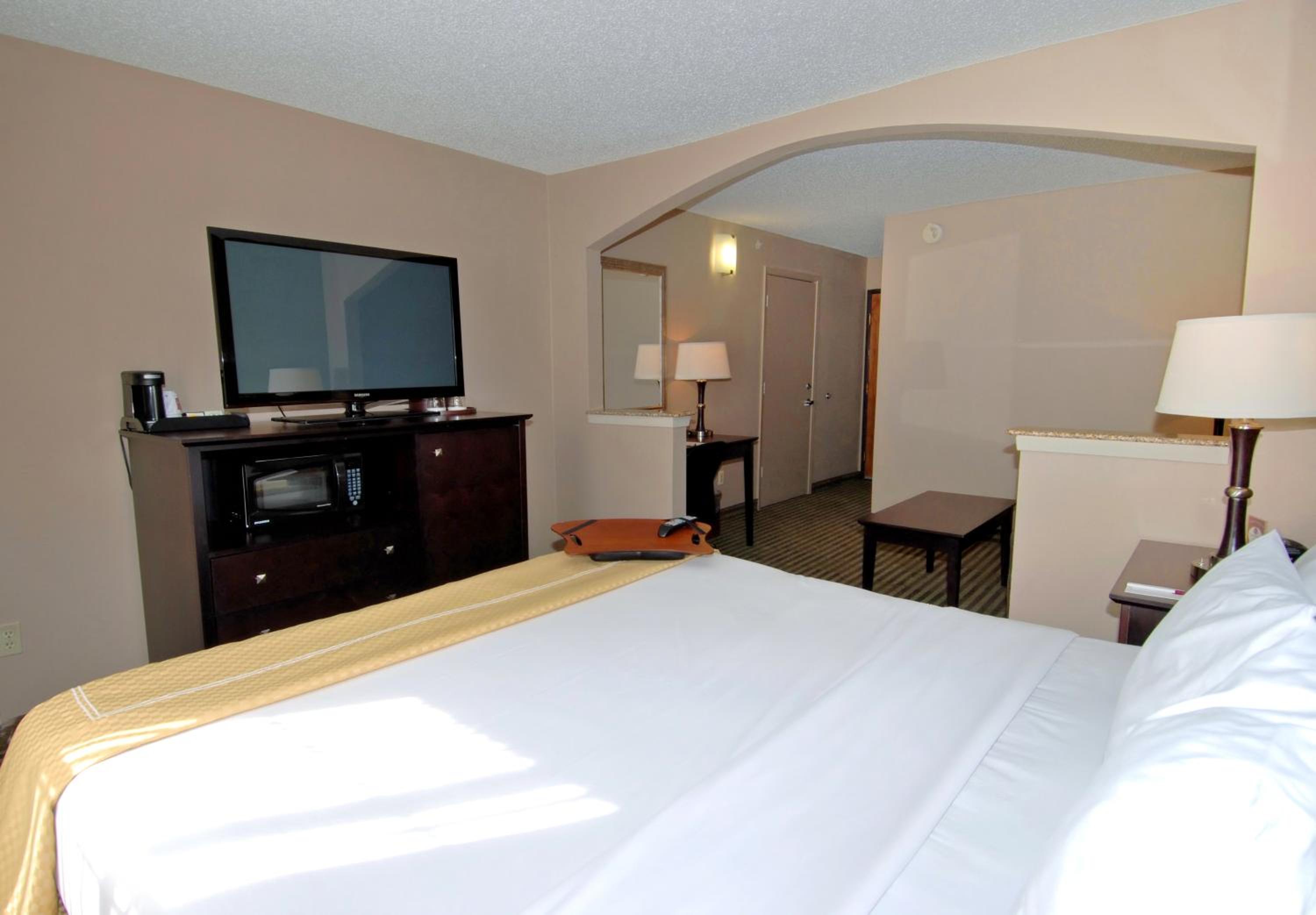 King Suite - Non-Smoking - Photo 6
