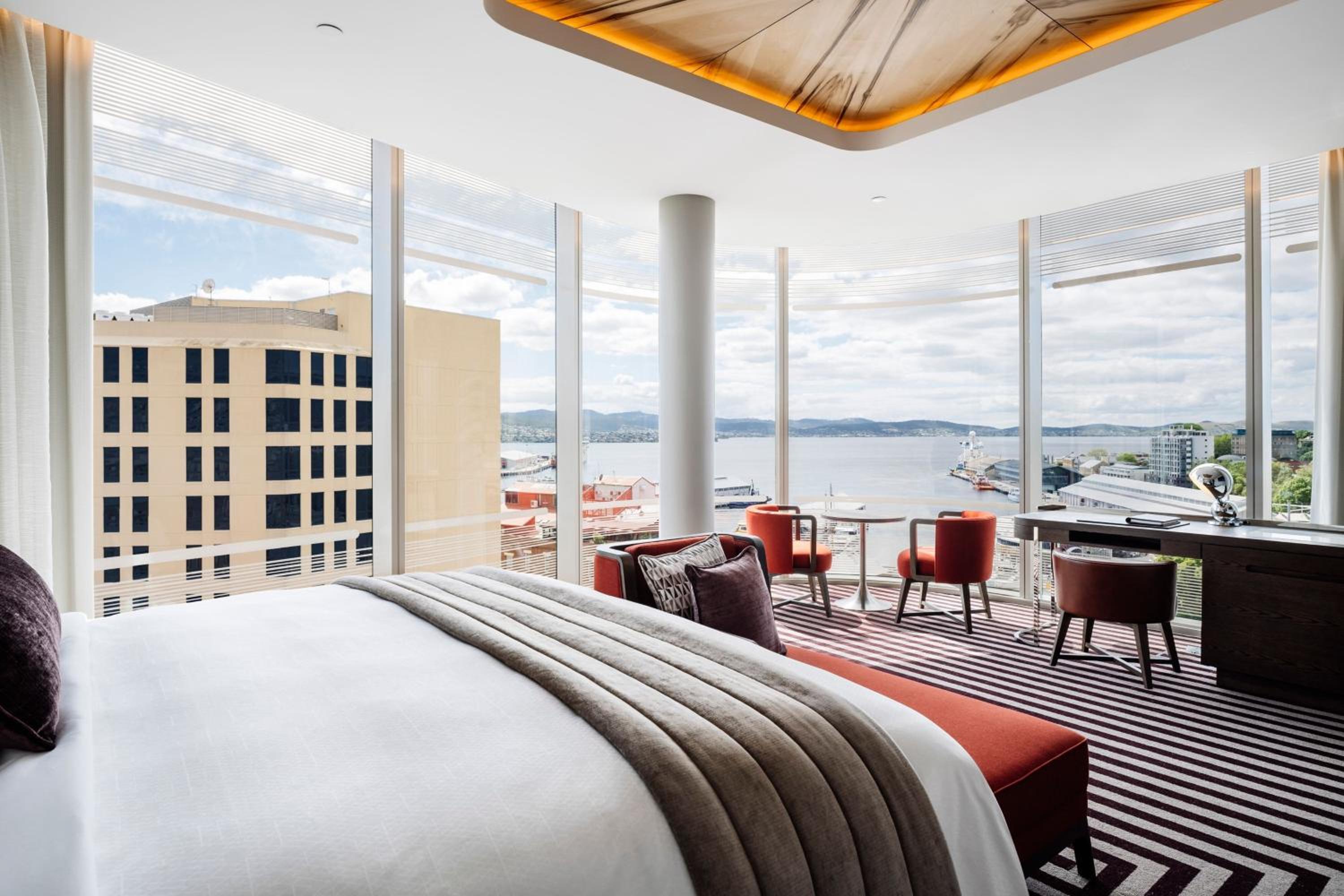 Panoramic Water View King - Photo 2