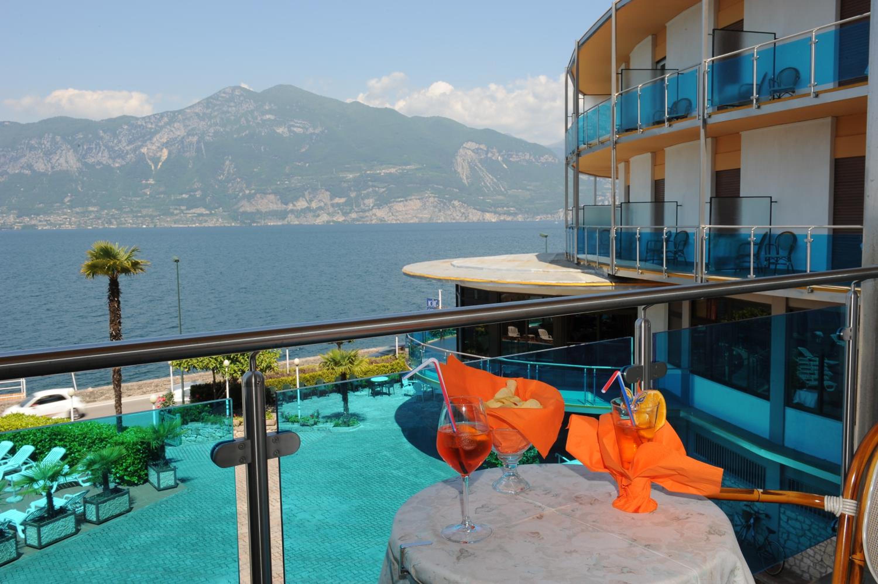 Quadruple Room with Balcony - Photo 5
