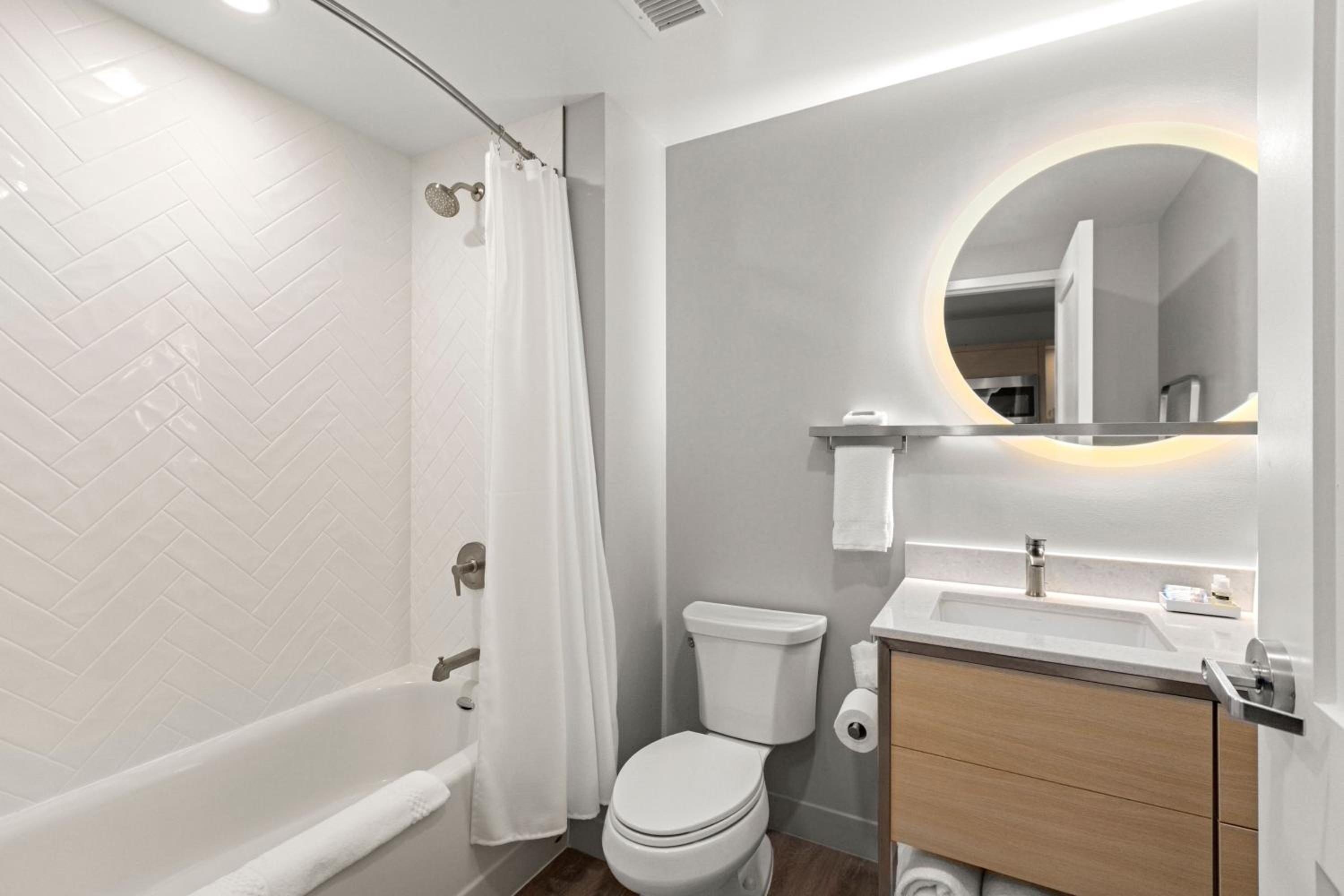Studio King Room with Balcony - Hearing Accessible