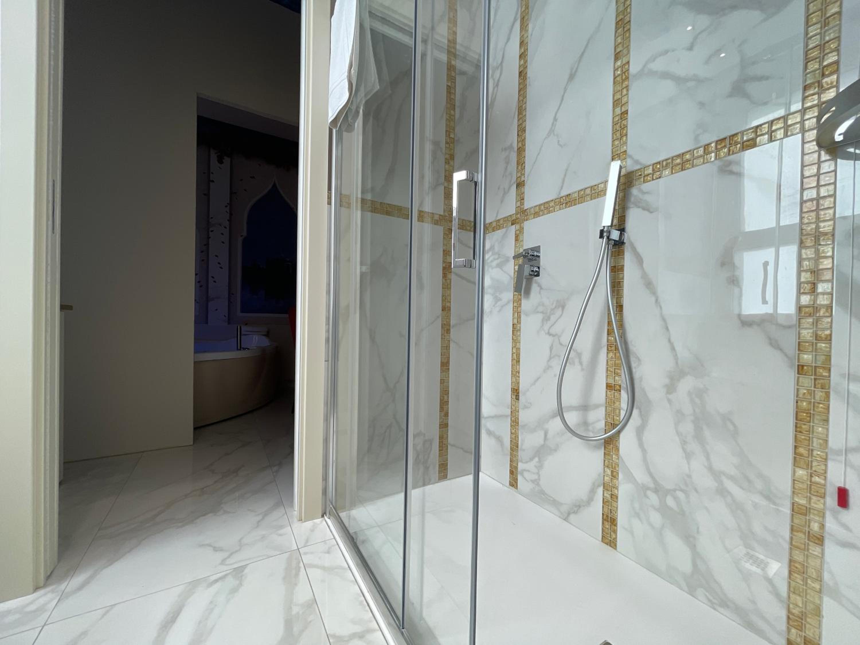 Double Room with Spa Bath - Photo 3