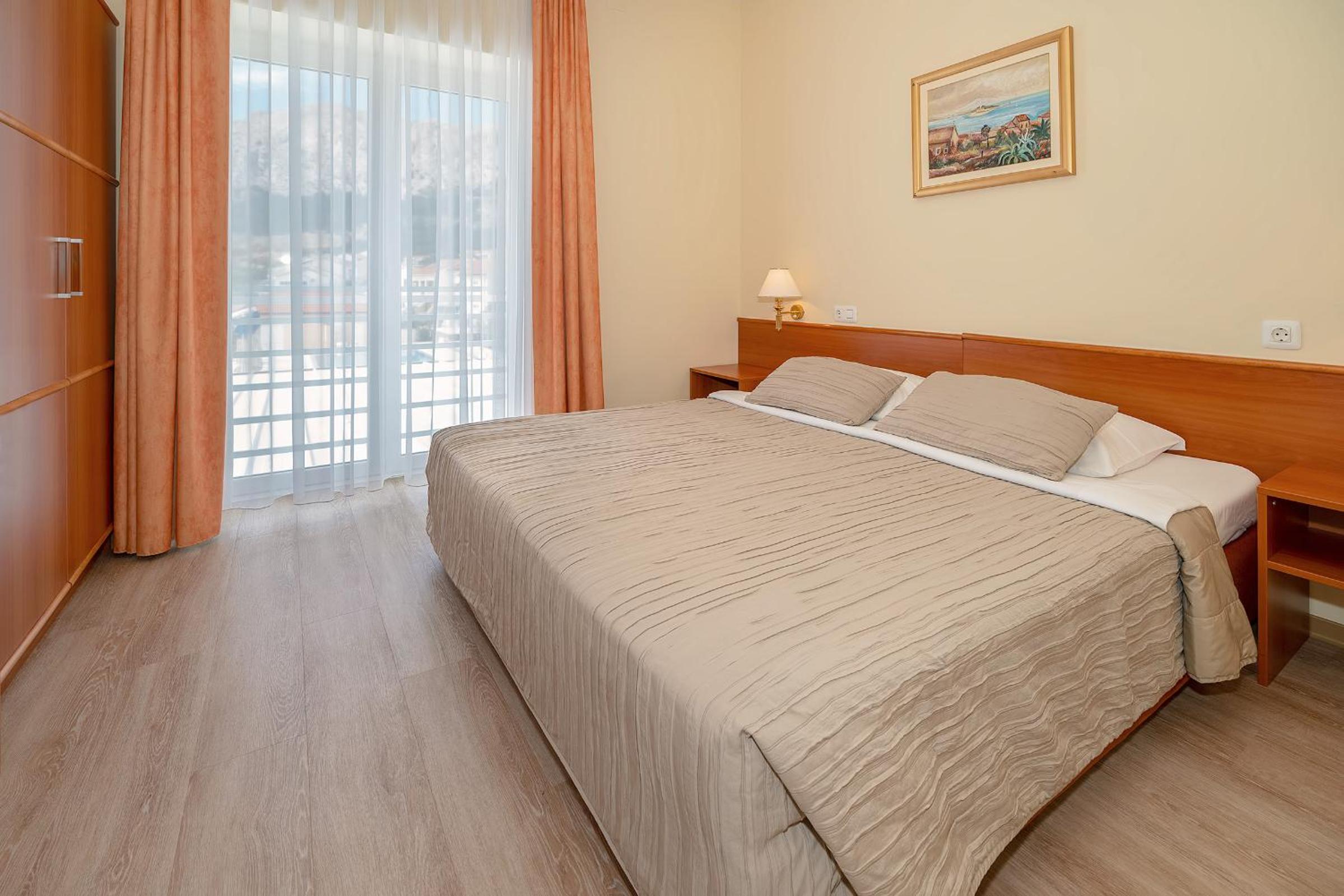 Habitación familiar con vista lateral al mar.