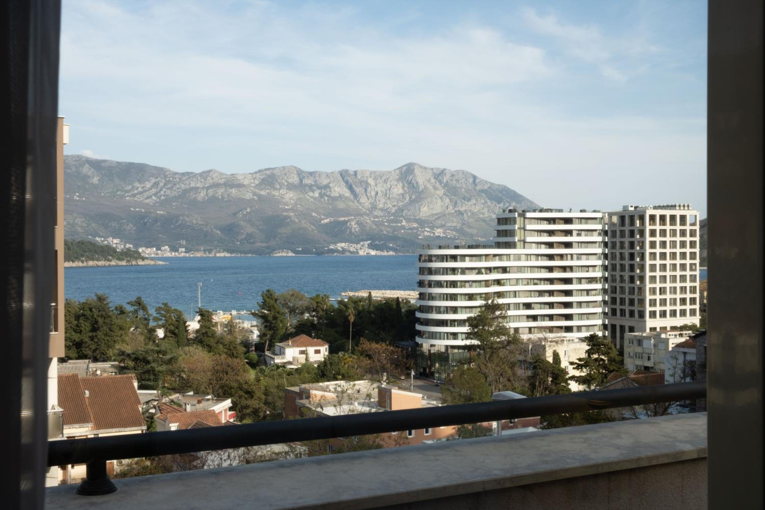 One-Bedroom Apartment with Partial Sea View photo 2