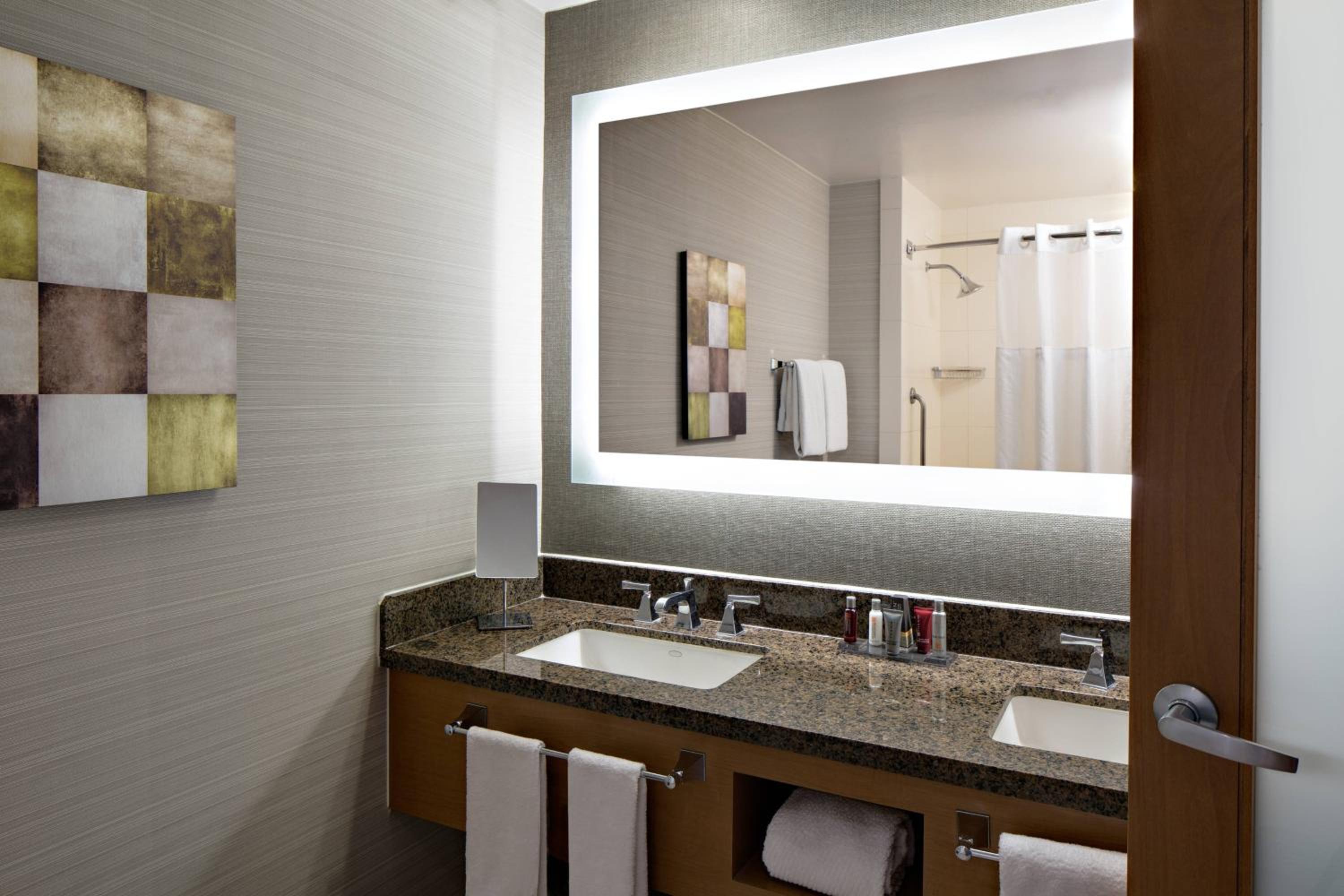 1 King Room with Resort View-Main Tower - Photo 3
