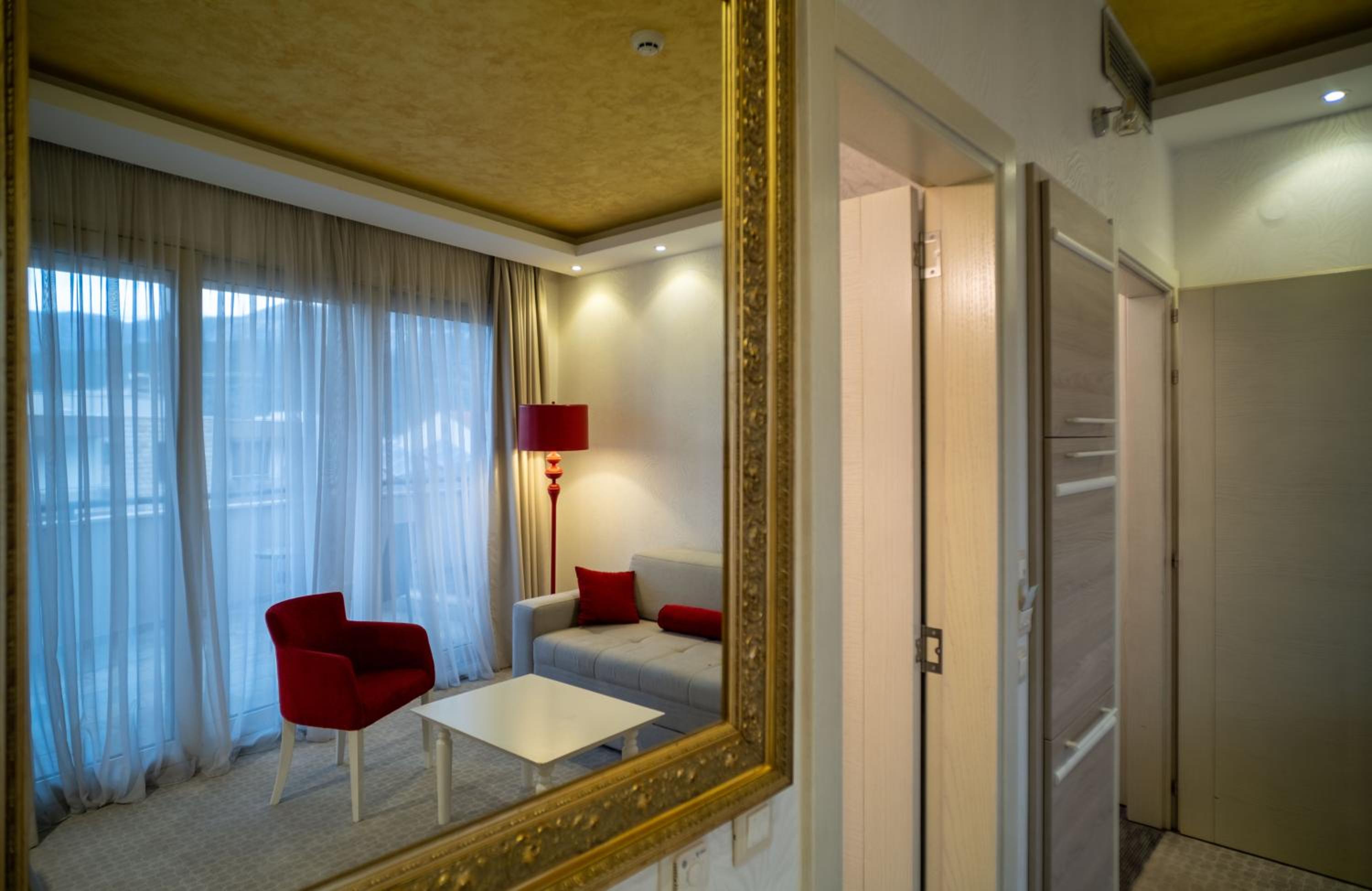 One-Bedroom Apartment with Partial Sea View photo 3