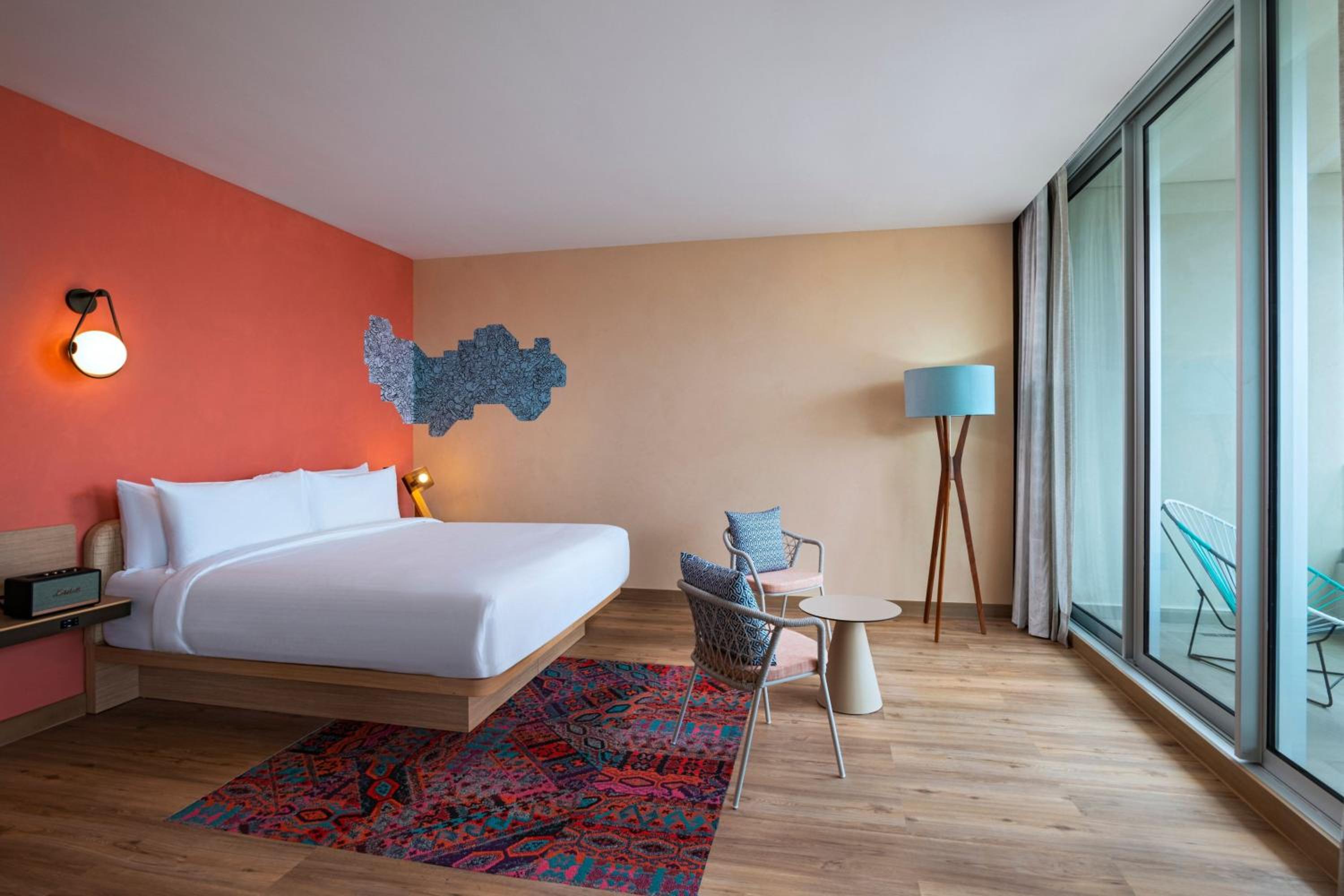 Splash Pool Level Suite, 1 King, Balcony thumbnail 5