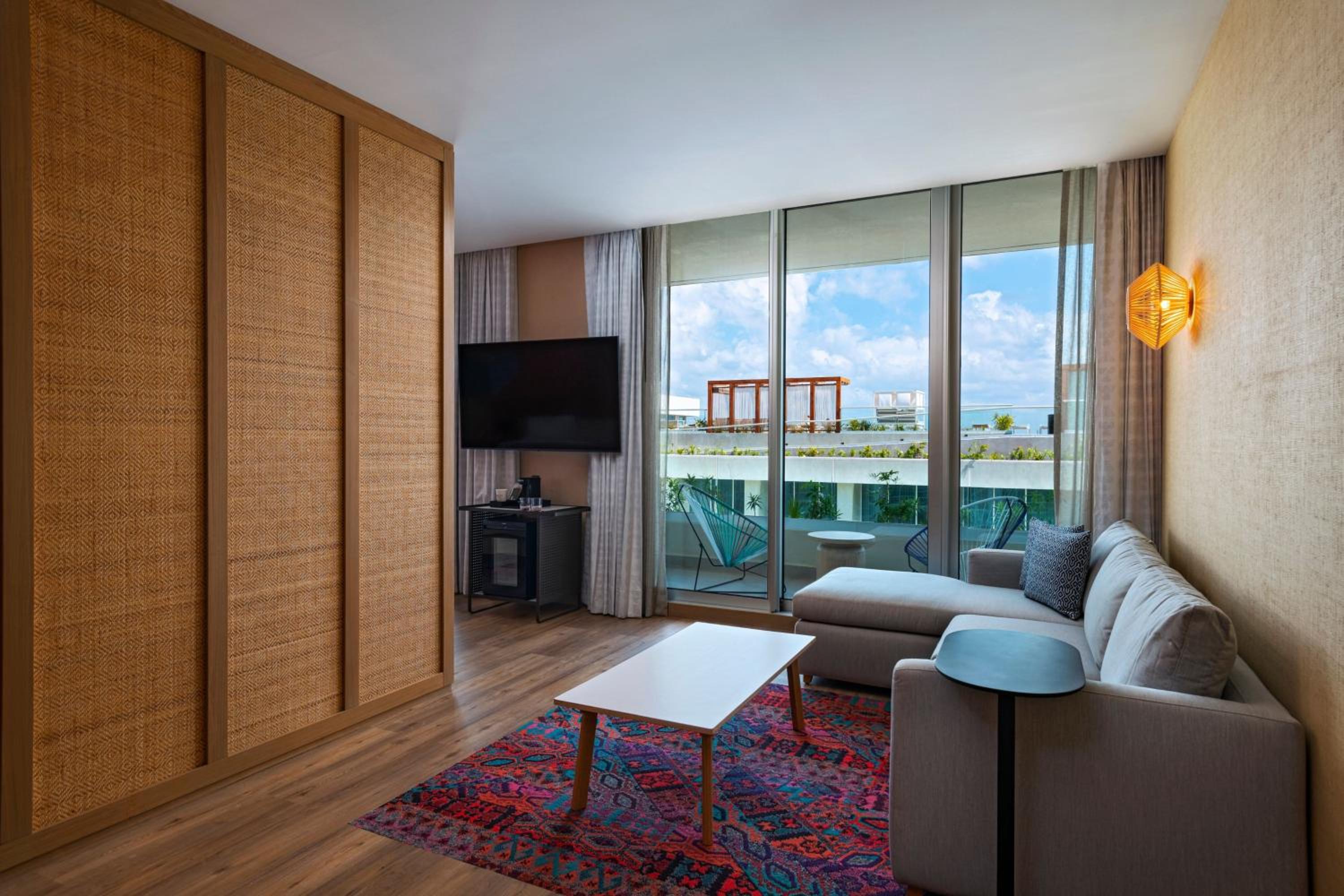 Suite, 1 King Bed, Balcony
