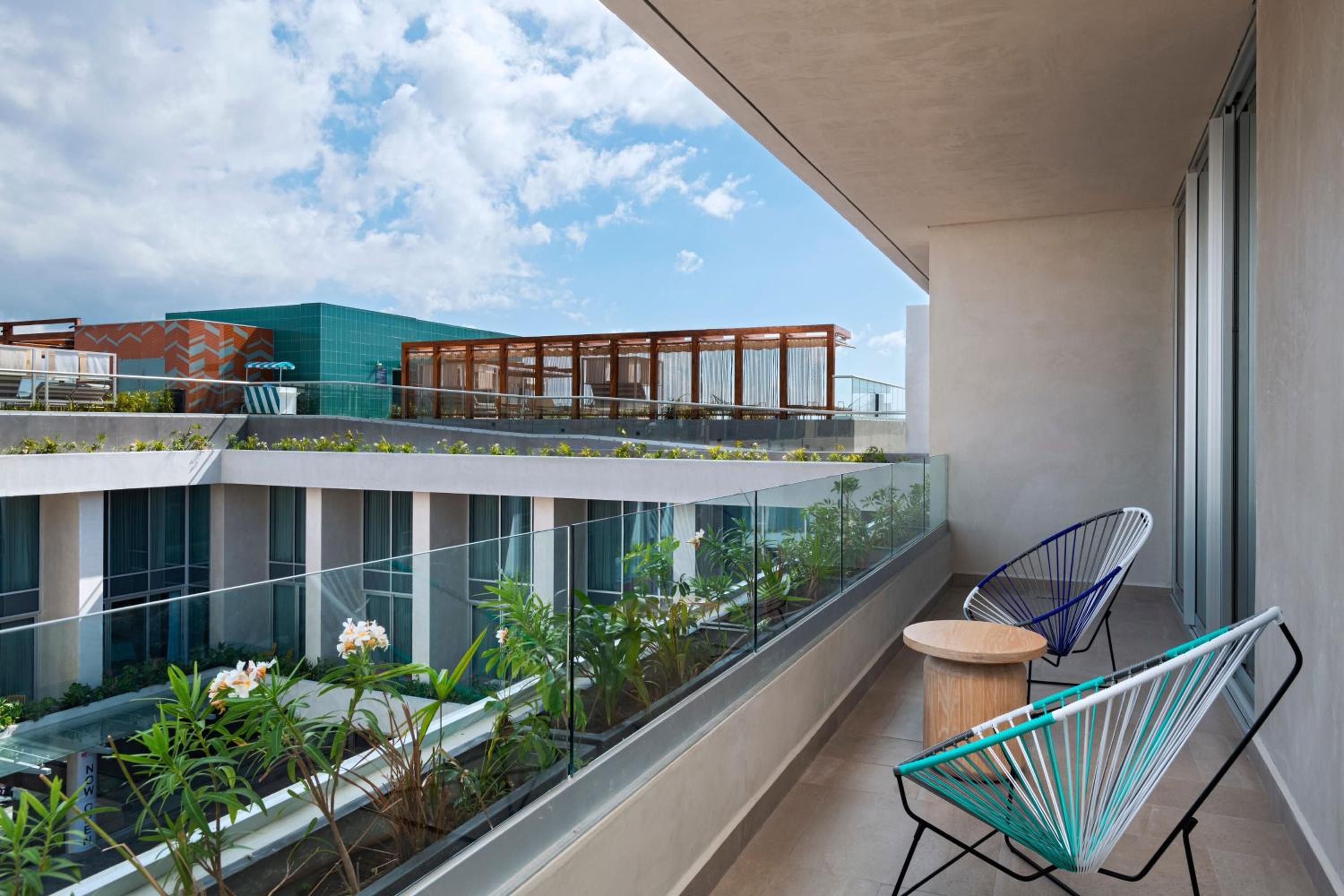 Splash Pool Level Suite, 1 King, Balcony